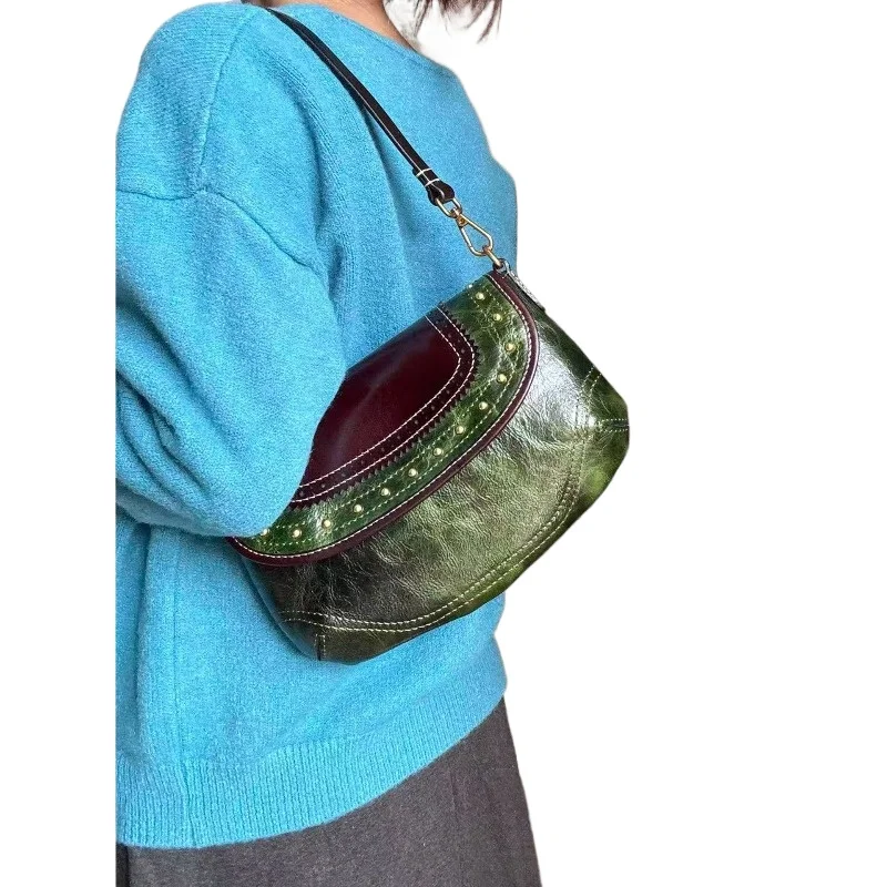 

Кожаная сумка-багет из вощеной кожи с французским ретро-дизайном, с заклепками и контрастными вставками, универсальная, для повседневного использования, зеленая, на плечо