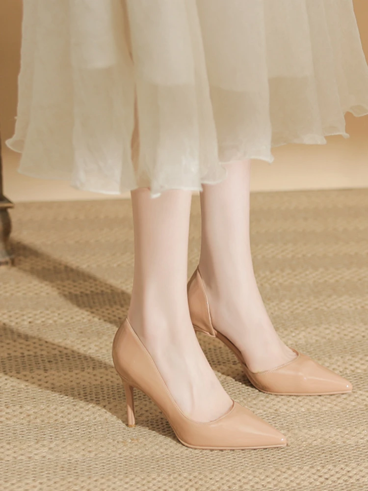 Sepatu Hak Tinggi Telanjang Potongan Samping Kulit Paten Gaya Baru Ukuran Besar 43 untuk Wanita Sepatu Tunggal Berpotongan Rendah Seksi & Bergaya Hak Ramping