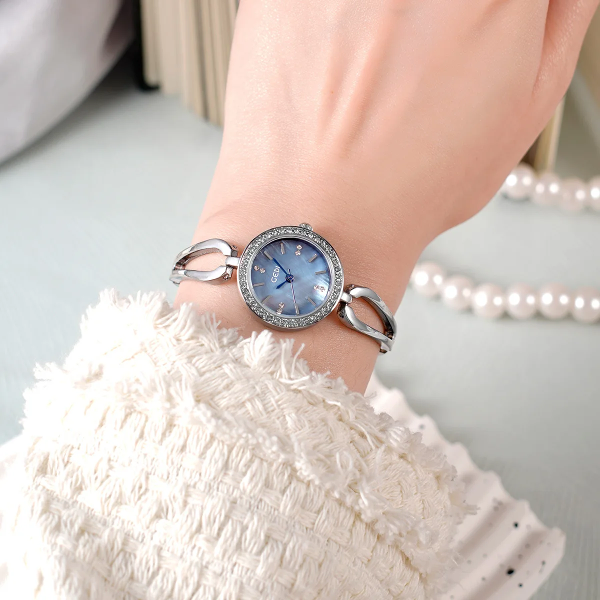 2025 Light Luxury Diamond-encrusted Student Watch Versatile Fashion Waterproof Alloy W atch Women's Bracelet Quartz Watch