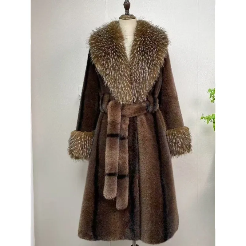 Una nueva moda de longitud media para mantener el calor, abrigo adelgazante elegante y elegante para mujer, hecho de piel de visón dorada europea para invierno, piel sintética