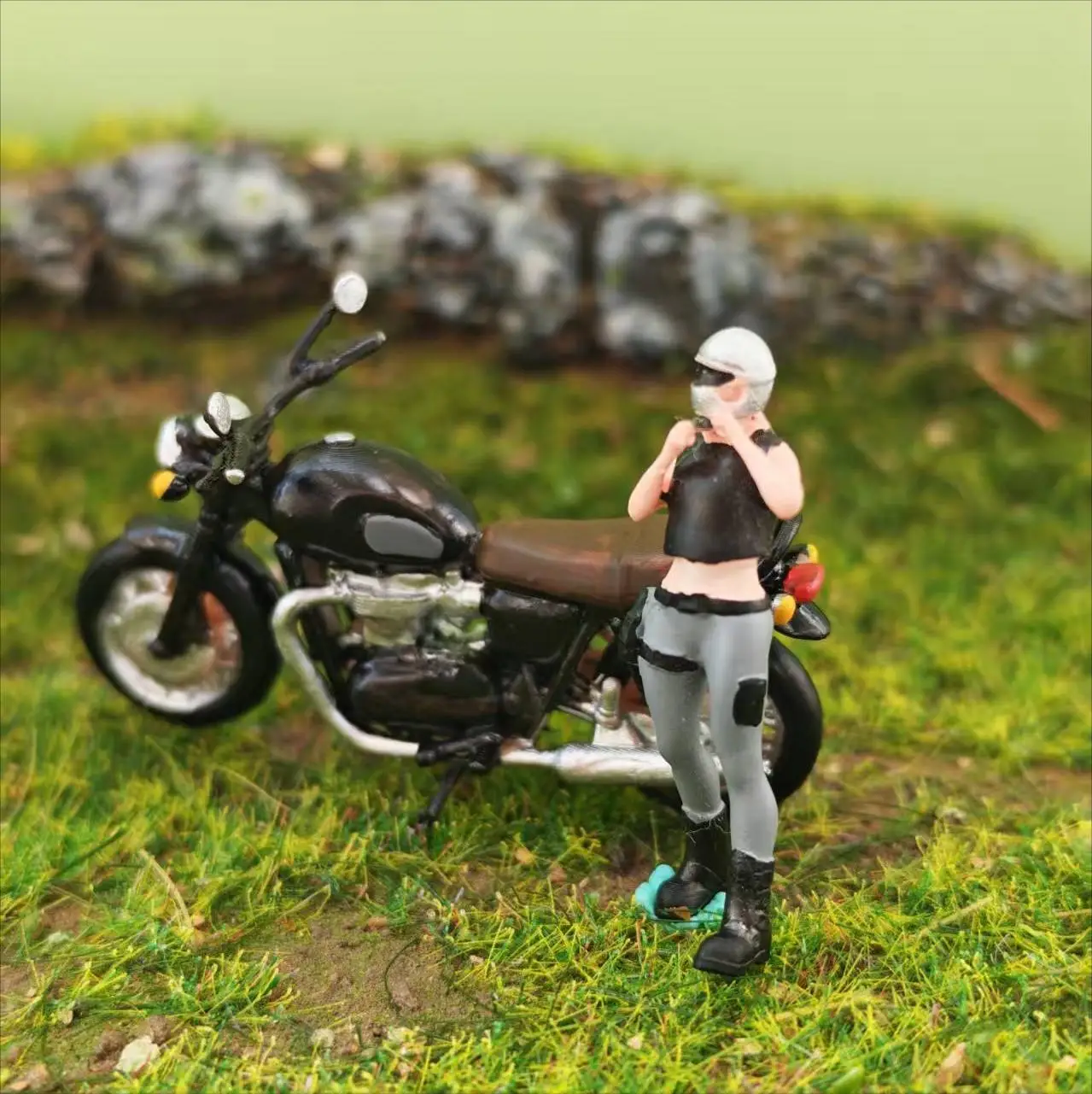 

Diorama 1/64 Miniature Figure Motorcycle Girl Helmet Model Resin Minifigure Garage Scene Collection Hobby Decoration Display