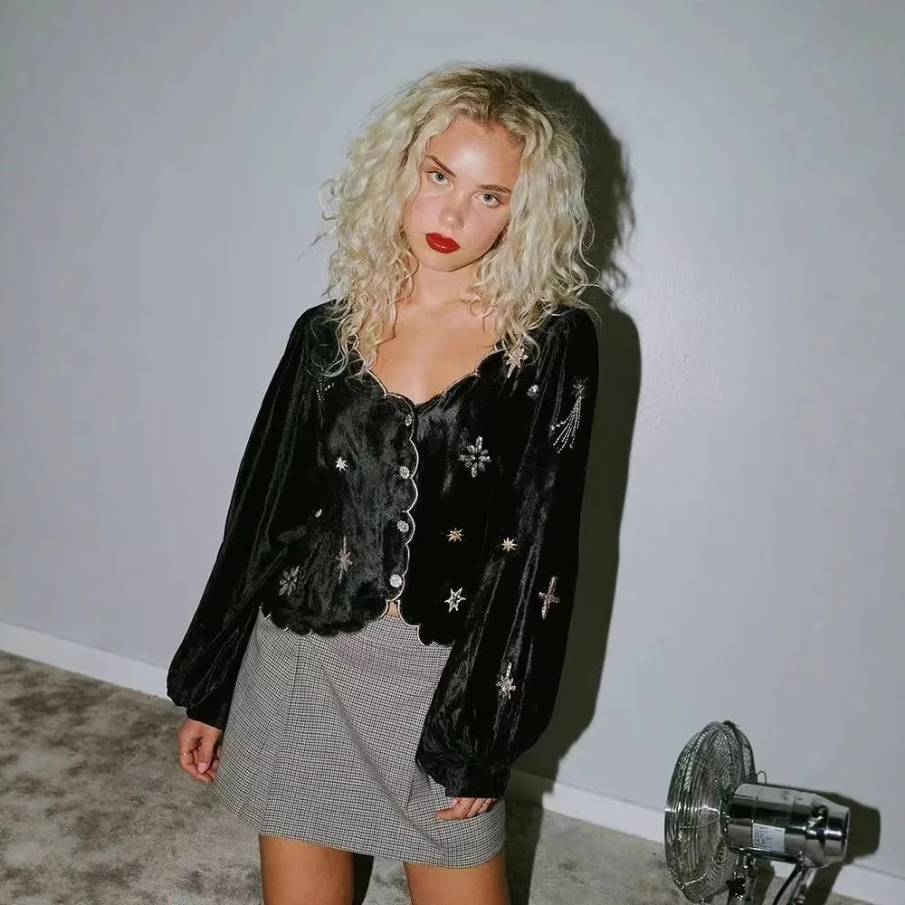 

【Gift Free】2025 French Niche Autumn Winter Retro Velvet Sequin Embroidered Wavy Edge Lantern Sleeve Doll Blouse for Women