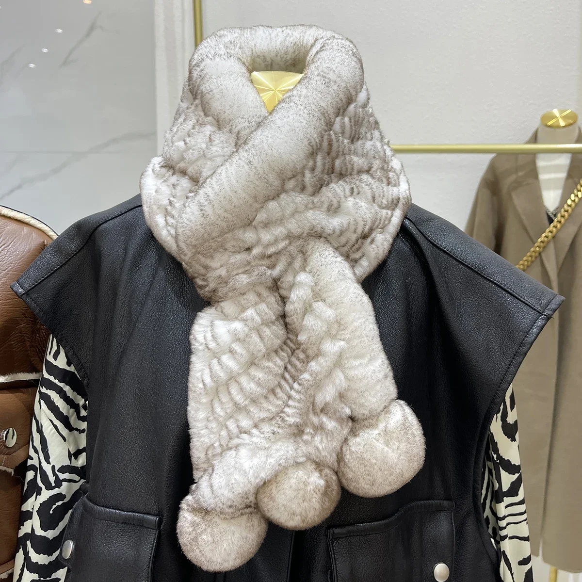 Echter Rex-Kaninchenfell-Schal für Damen, Winter, dick, warm, gestrickter Schal, doppelseitig, weicher Nackenwärmer, niedlicher Pompon-Kragen-Wickel. – Detail 6