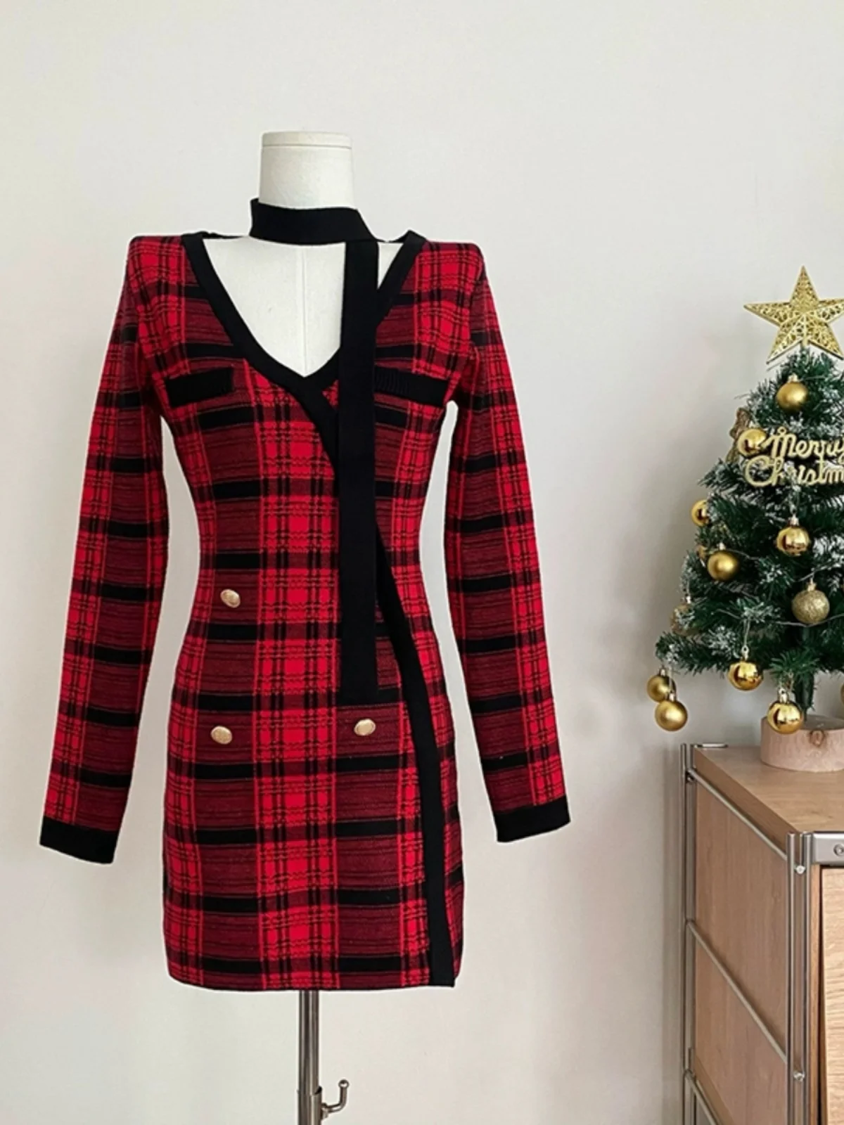 

2024 Autumn and Winter New Christmas Small Fragrant Style Red Plaid Knitted V-neck Hip-wrapped New Year's Dress Women