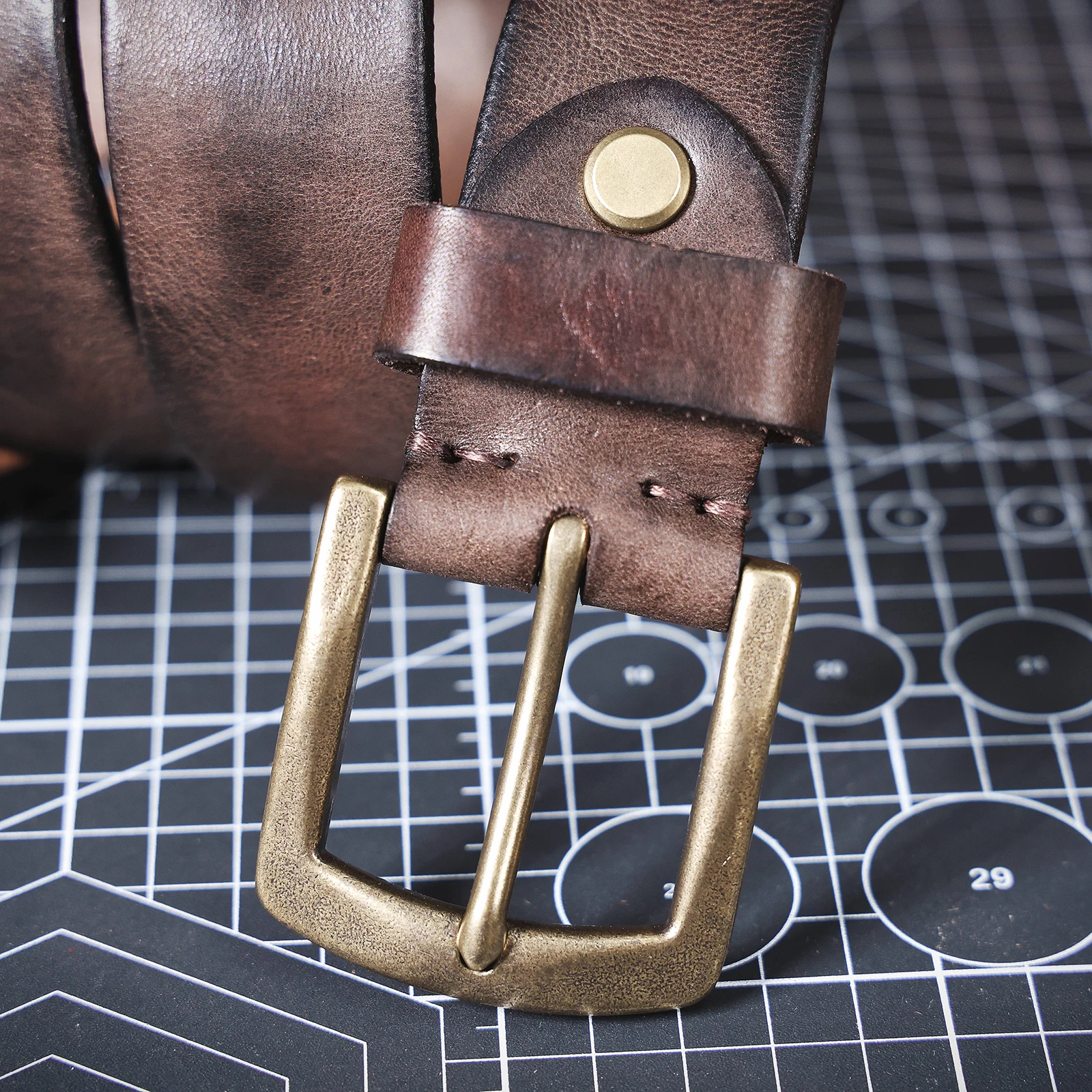 S.WORKER Klassischer dicker Herrengürtel aus echtem Leder, Messing-Dornschließe, vollnarbiges Rindsleder, Vintage-Freizeitgürtel für Jeans, mit Geschenkbox – Detail 16