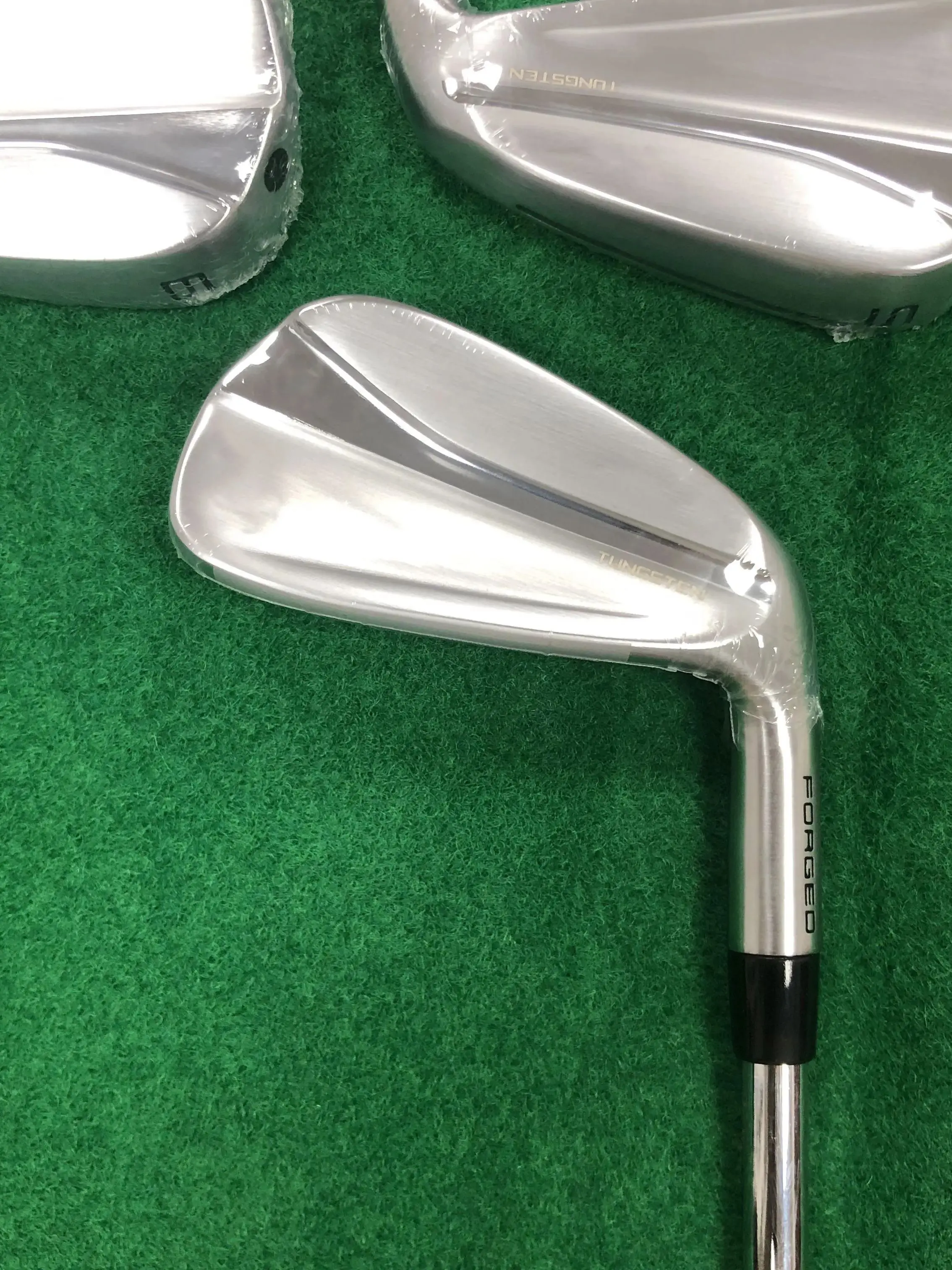 Golf-Eisen-Set mit Schlägerkopfabdeckung, brandneu, 790, R/S Flex Graphit, Stahlschaft, kostenloser Versand, 7-teilig