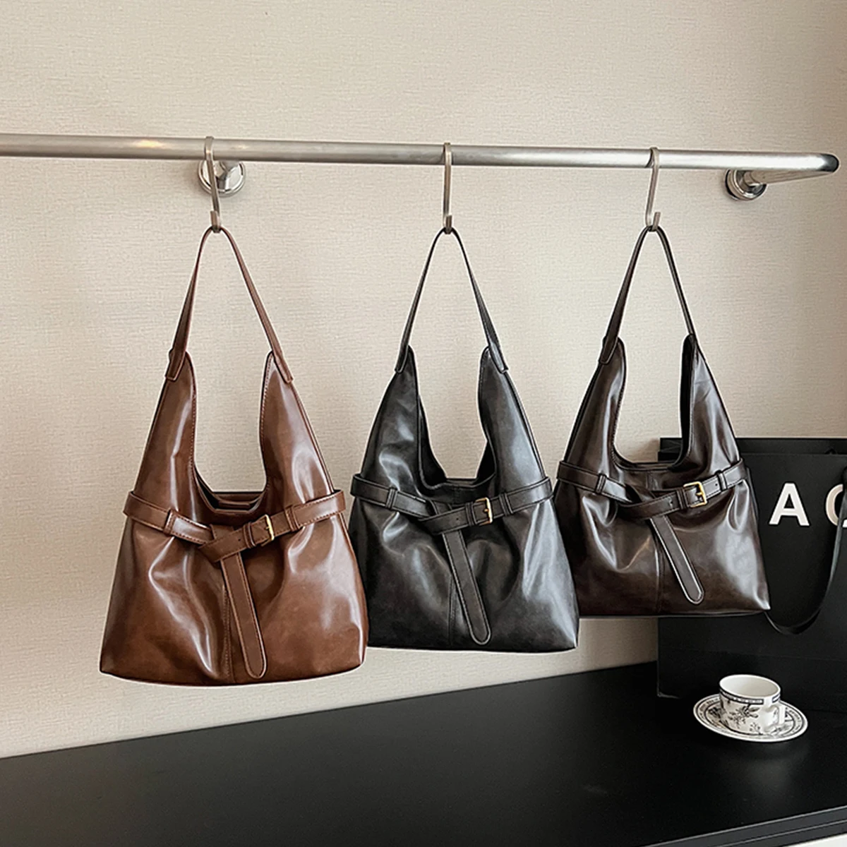 حقيبة كتف لامعة كلاسيكية خفيفة الوزن ذات سعة كبيرة من البولي يوريثان مقاومة للماء بلون سادة ومشبك مغناطيسي ومقابض مزدوجة