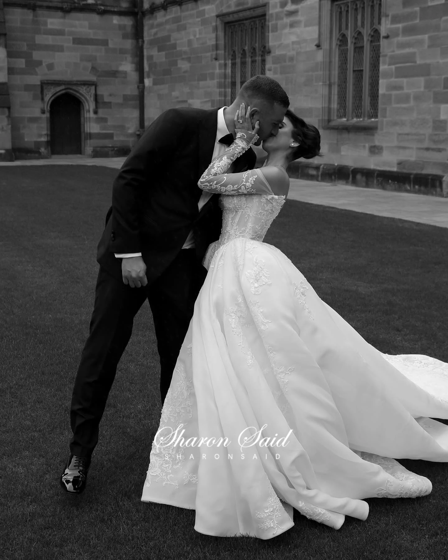 Sharon Said Abito da sposa elegante con spalle scoperte su misura di fascia alta con maniche lunghe Abiti da sposa Dubai di lusso SW030 personalizzati