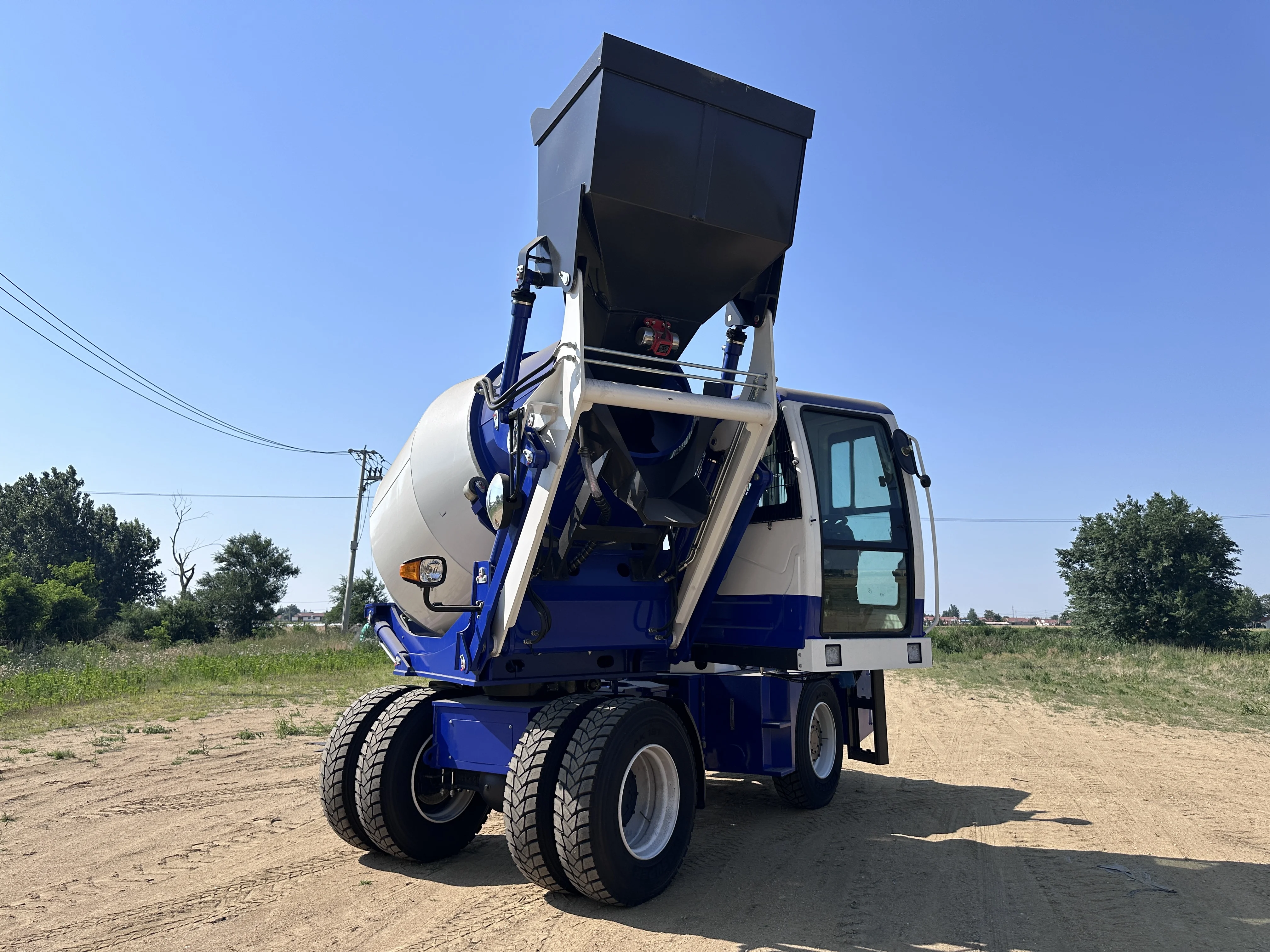 Compact Self Loading Mixer Truck with Self Feeding Shovel for Small Engineering Team