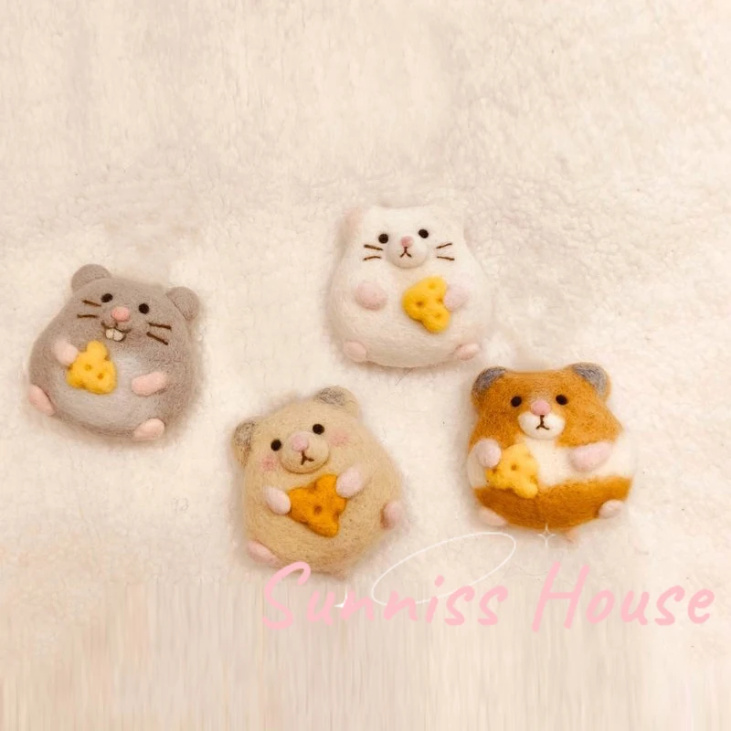 

Handmade Diy Unfinished Wool Felt Kit，A Hamster Brooch Holding Cheese，Creative Cute Animal Gift Clothing Bag Decor Material
