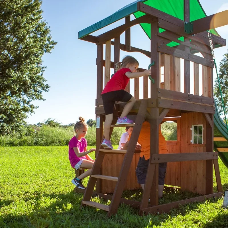 Ensemble de balançoire en bois de Lakewood, pont supérieur recouvert avec fenêtre de garniture blanche, glissière avec R64., zone inférieure du fort avec porte, rêves achis