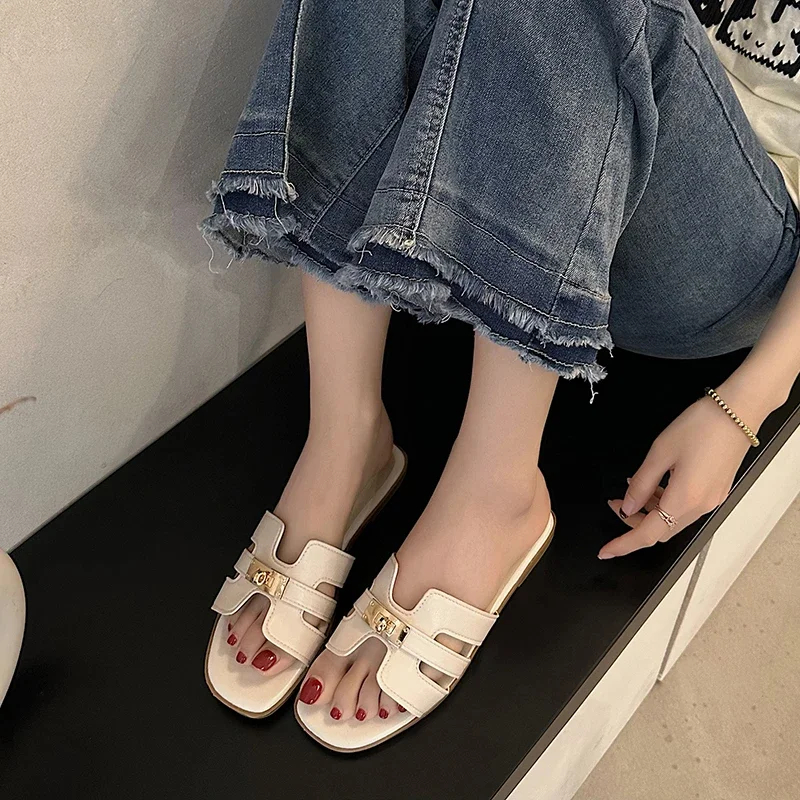 2024 Hot Sale Women Slippers Open Toe Flat Shoes Metal Decoration Designer Women Mules Brand Fashion Show Slippers Women Sandals