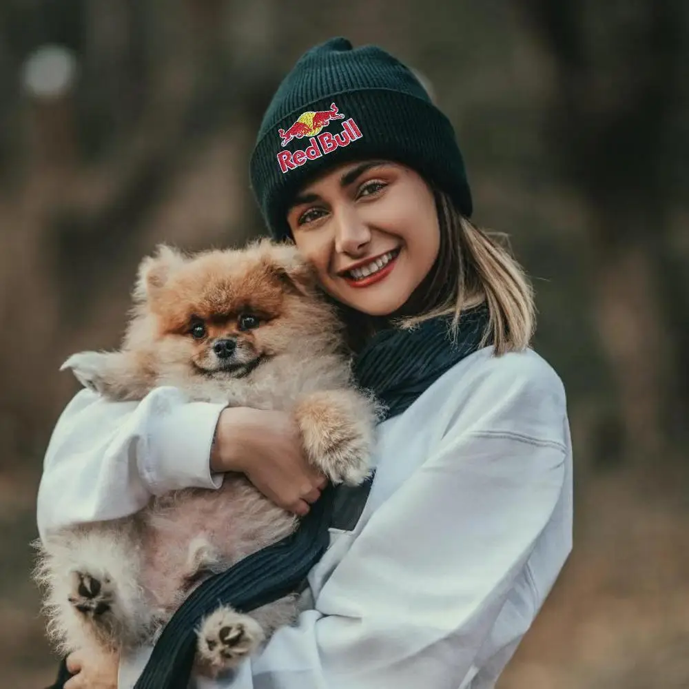 مرونة ممتازة مطرزة ريد بول الخريف والشتاء قبعة ريد بول متماسكة قبعة صغيرة للرجال النساء للجنسين قبعة الشتاء الدافئة