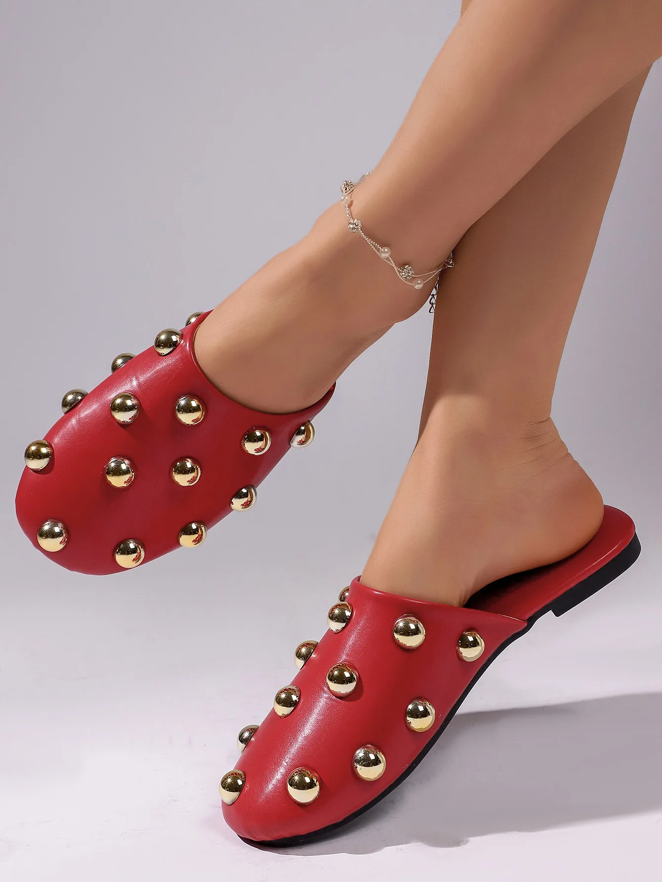 Bequeme Slip-On-Sandalen mit Metallnieten, lässige, abgedeckte Zehenpartie, weiche Gummisohle, flache Schuhe für den Alltag – Detail 11