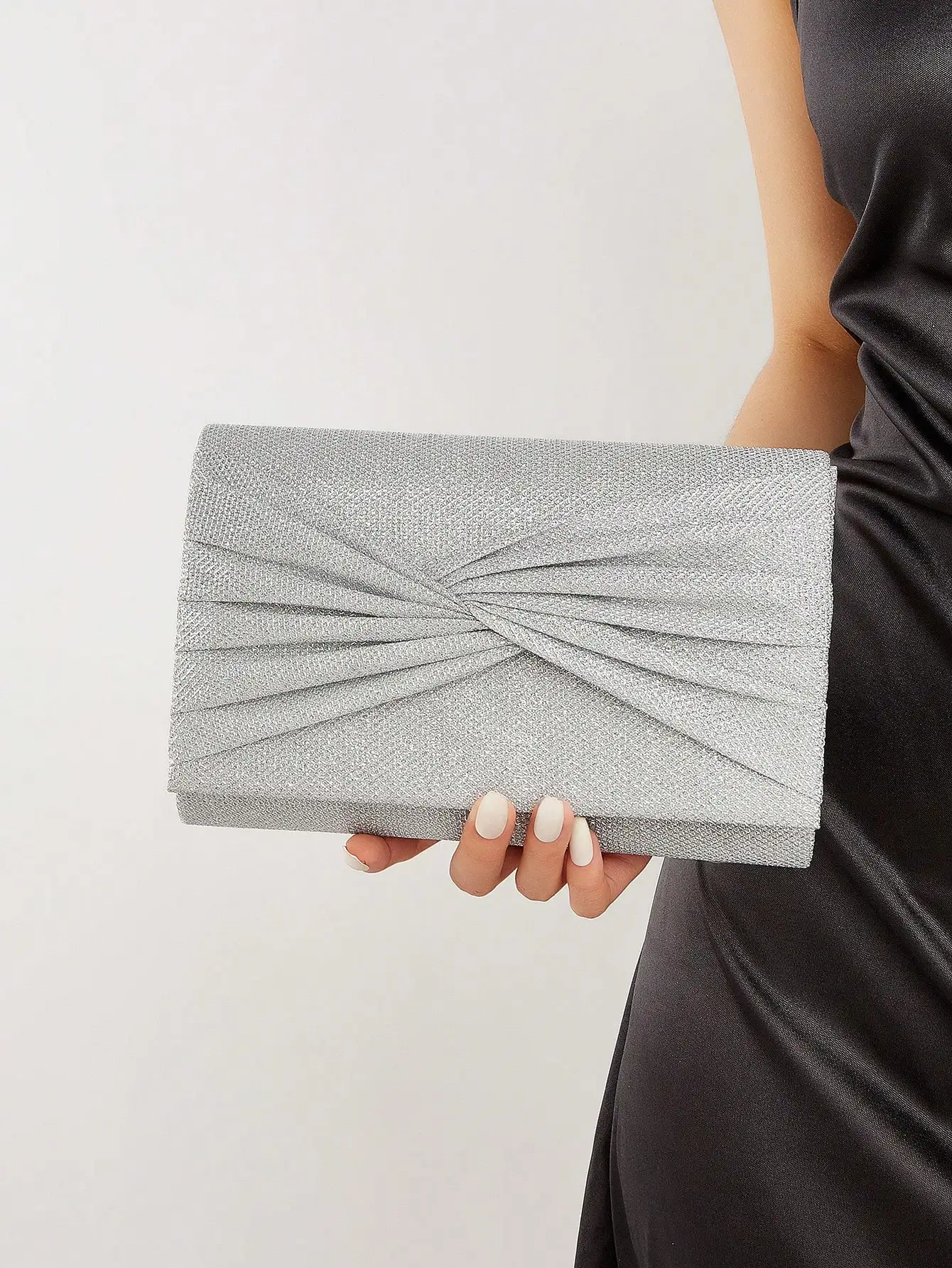 

Elegant and gorgeous pleated chain clutch, fashionable and light luxury party shoulder crossbody bag, the perfect gift.