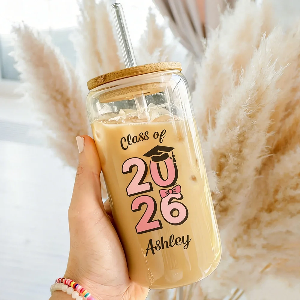 Glasbecher der Jahrgangsklasse 2026 mit Personalisierung und Namen, Individuelles Abschlussgeschenk für Sie, Souvenir für Schul- und Hochschulabsolventen