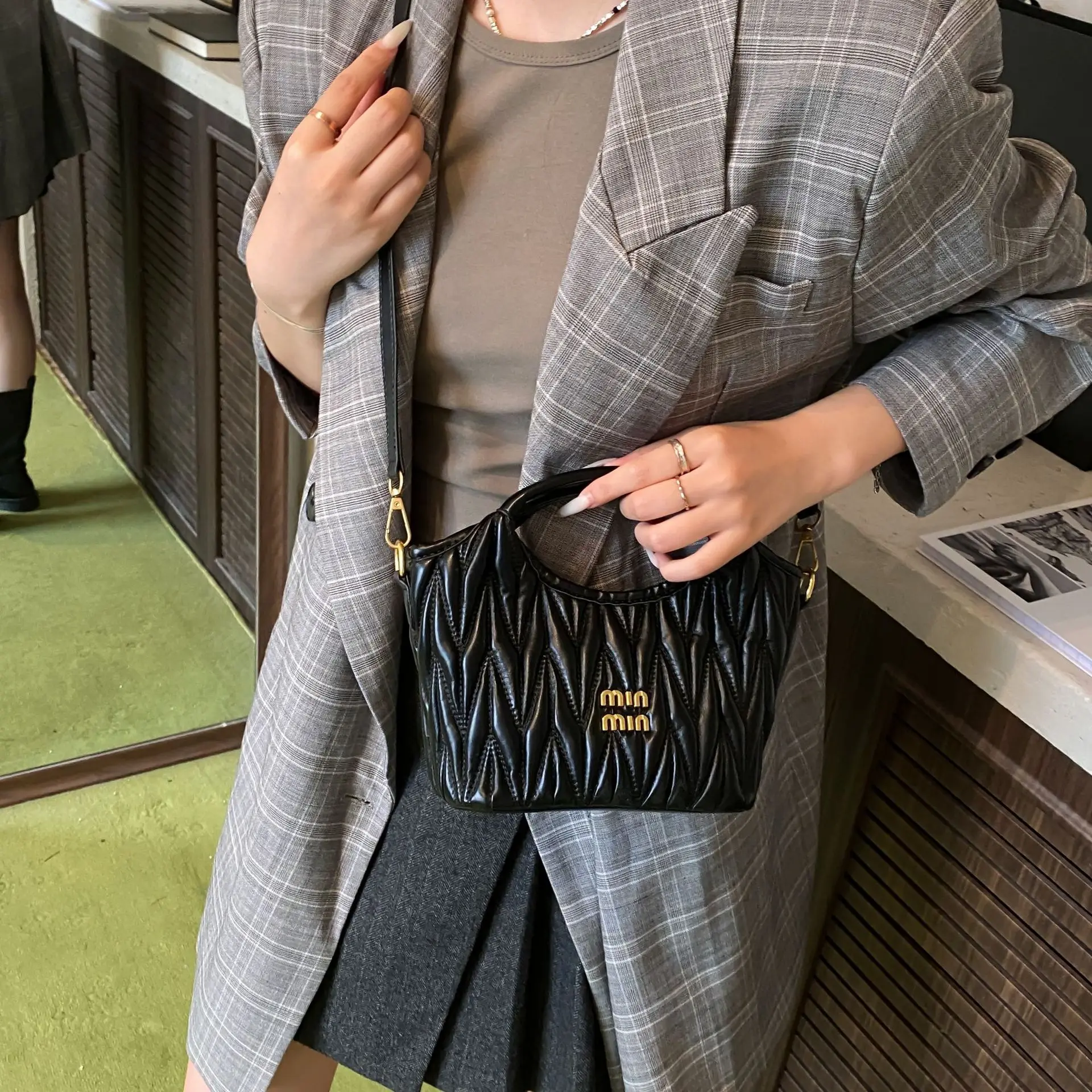 

2025 Women's Vintage Bucket Bag, Genuine Leather Multi-way Shoulder Crossbody Purse, Large Capacity Hobo Bag for Daily Commute