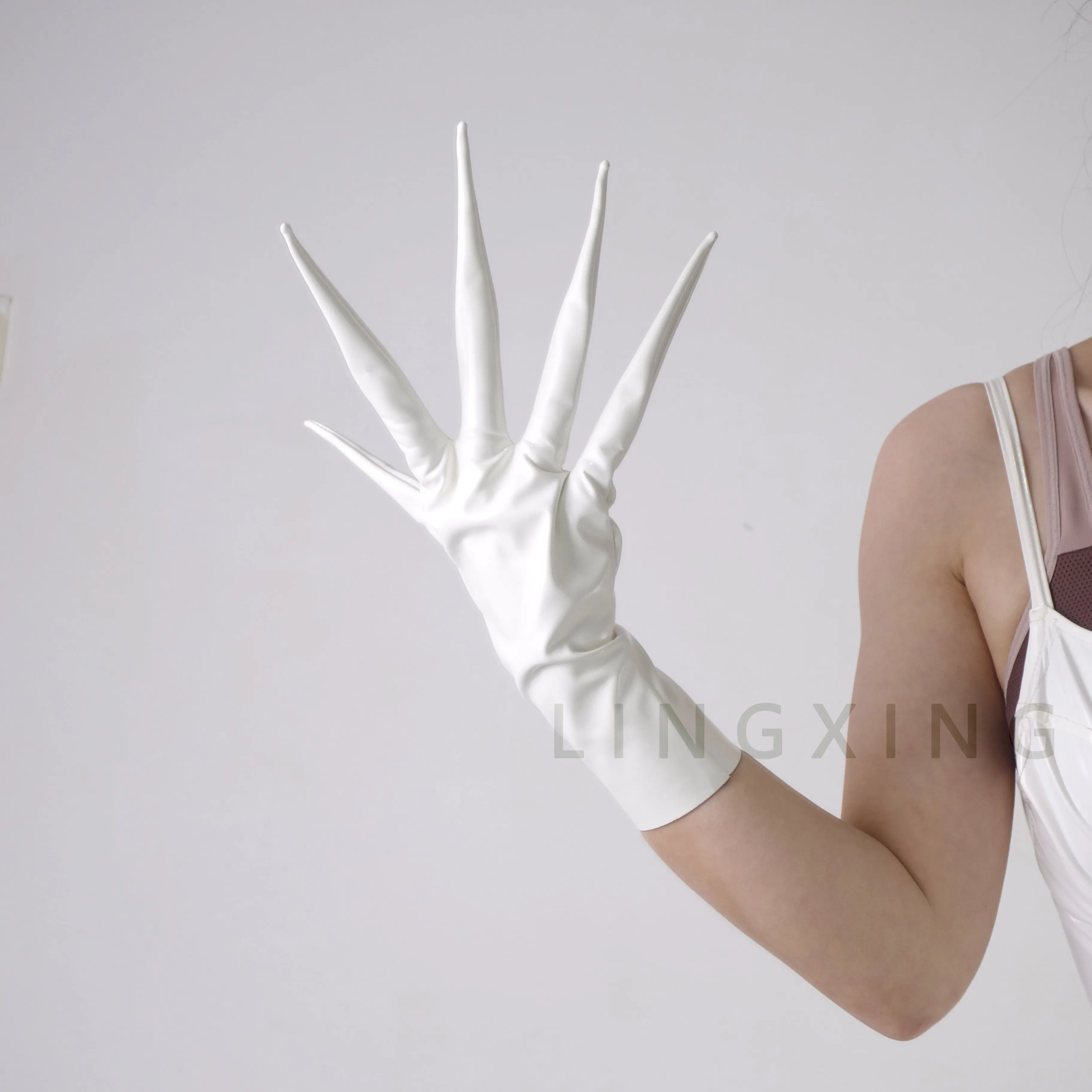 35 cm 14 Zoll spitze Fingerhandschuhe aus patentiertem Kunstleder PU mit langen Spikes an den Schultern, Armwärmer, glänzend schwarz, Pfoten-Drachenknöchel-Design – Detail 20