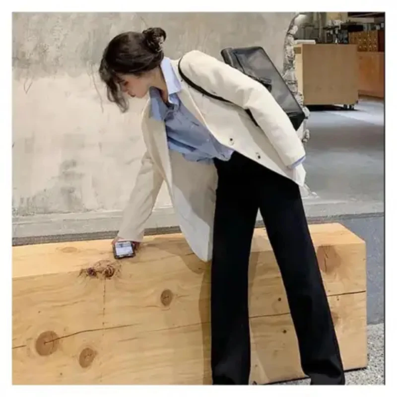 

Повседневный женский пиджак свободного кроя из полиэстера с длинными рукавами и застежкой на пуговицах, создающий ощущение высокого качества