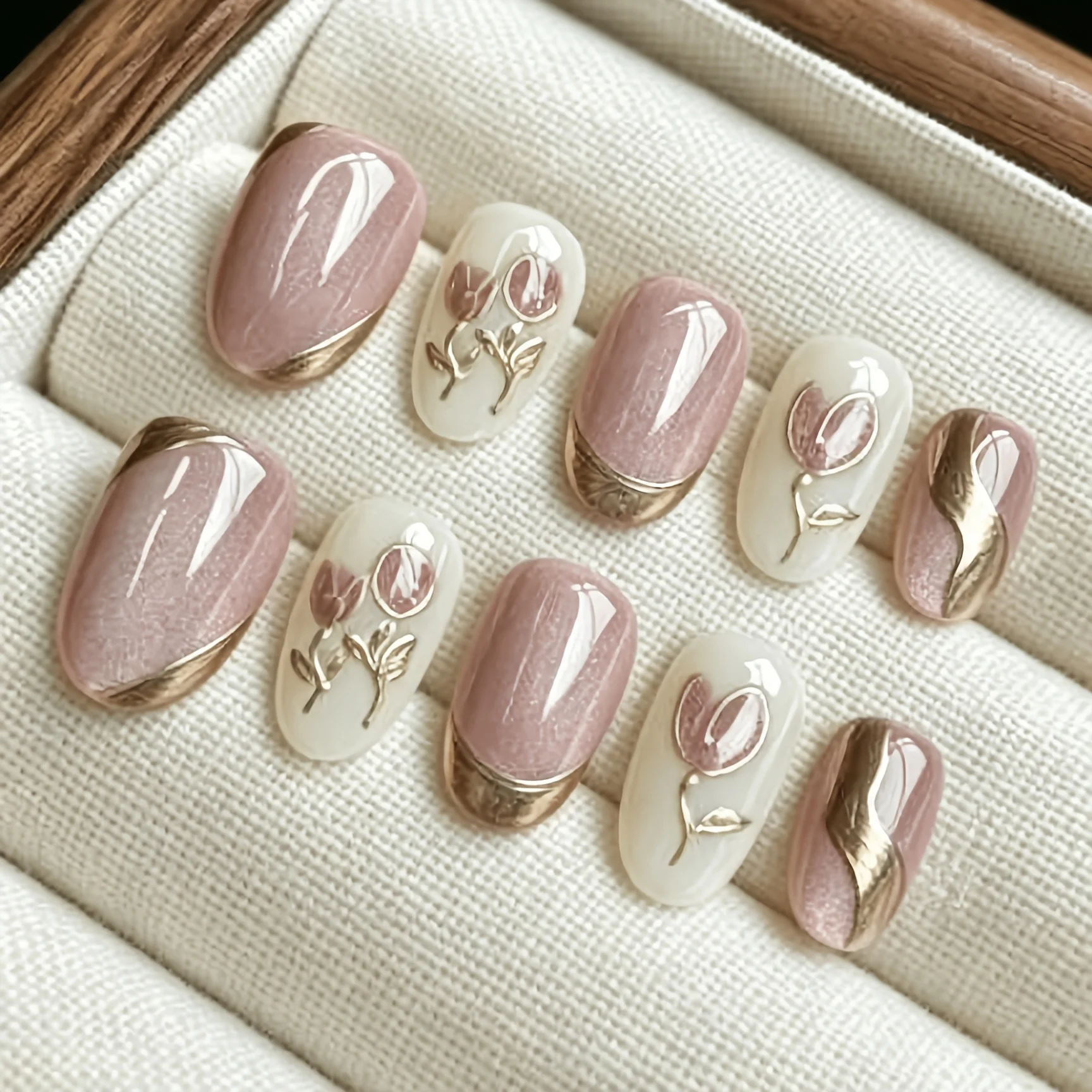 10 Pieces of Handmade Press-On Nails, Featuring Pink and White Base Colors with Interspersed Gold Line Flowers and Pearl Accents