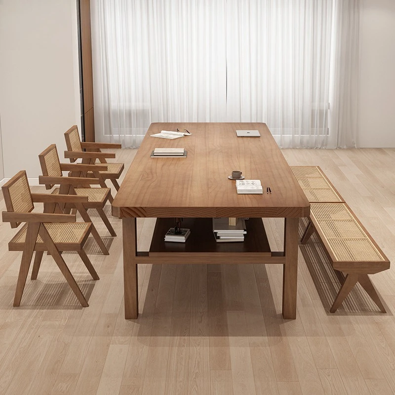 Moderner, einfacher Schreibtisch aus massivem Holz