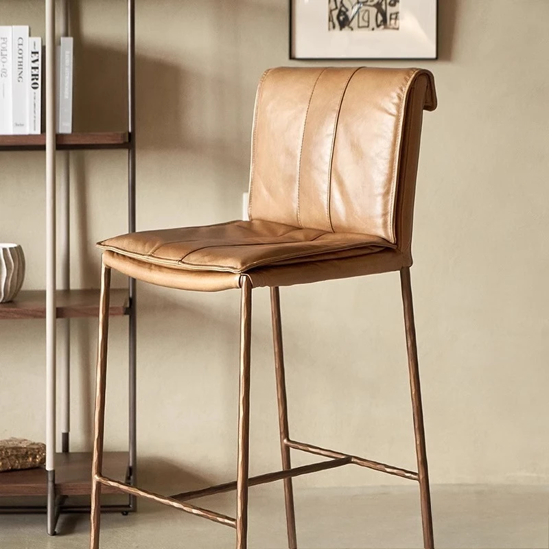 كرسي بار وابي، طبقة أولى من الجلد المزخرف بفن الصلب في العصور الوسطى، كرسي بار، جزيرة مصممة