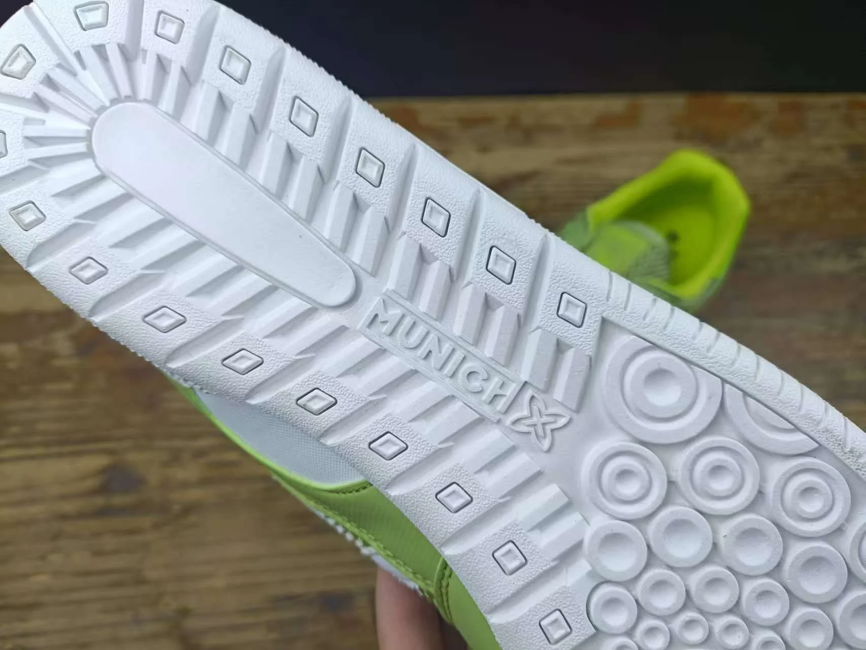 

New hot sale professional unisex lightweight breathable anti-friction table tennis shoes training shoes volleyball shoes Very go