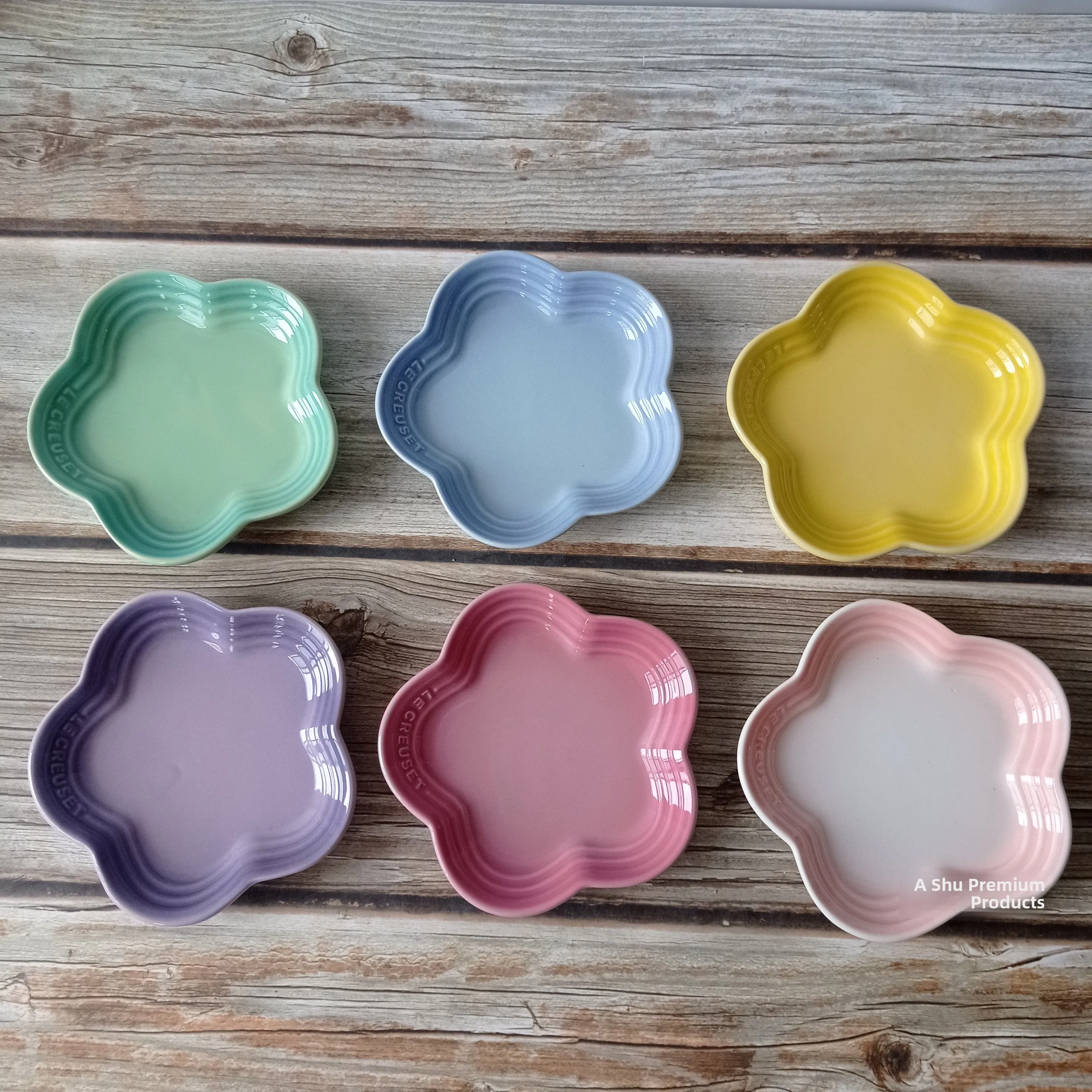 طبق صلصة صغير على شكل زهرة البرقوق من لي كروزيه، طبق حلويات من السيراميك المطلي تحت الطلاء، أدوات مائدة بحجم عالمي