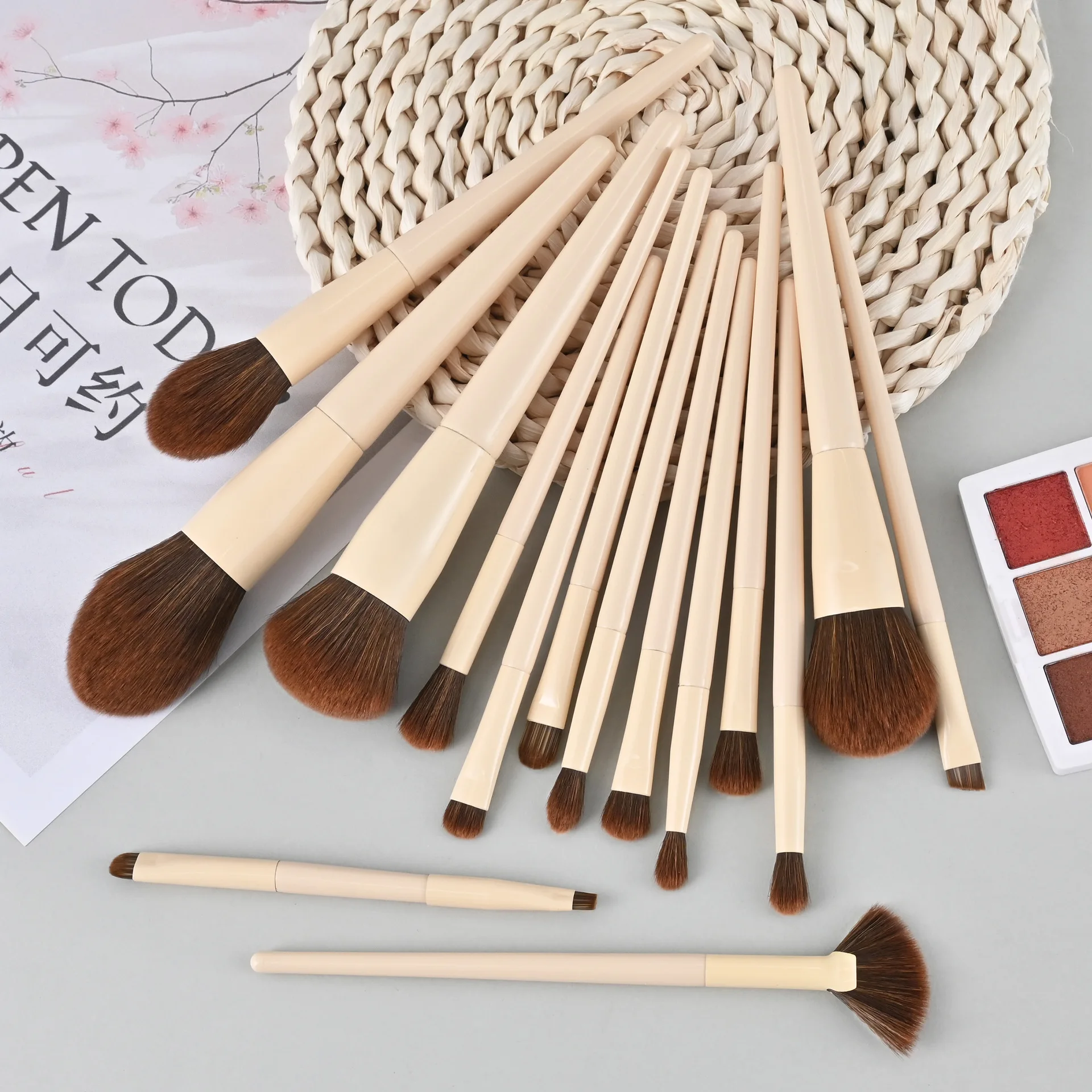 Pennelli per trucco Set di pennelli di lusso all'ingrosso di alta qualità vegano 15 pezzi Kit di pennelli per trucco Logo personalizzato Giallo chiaro 5 set