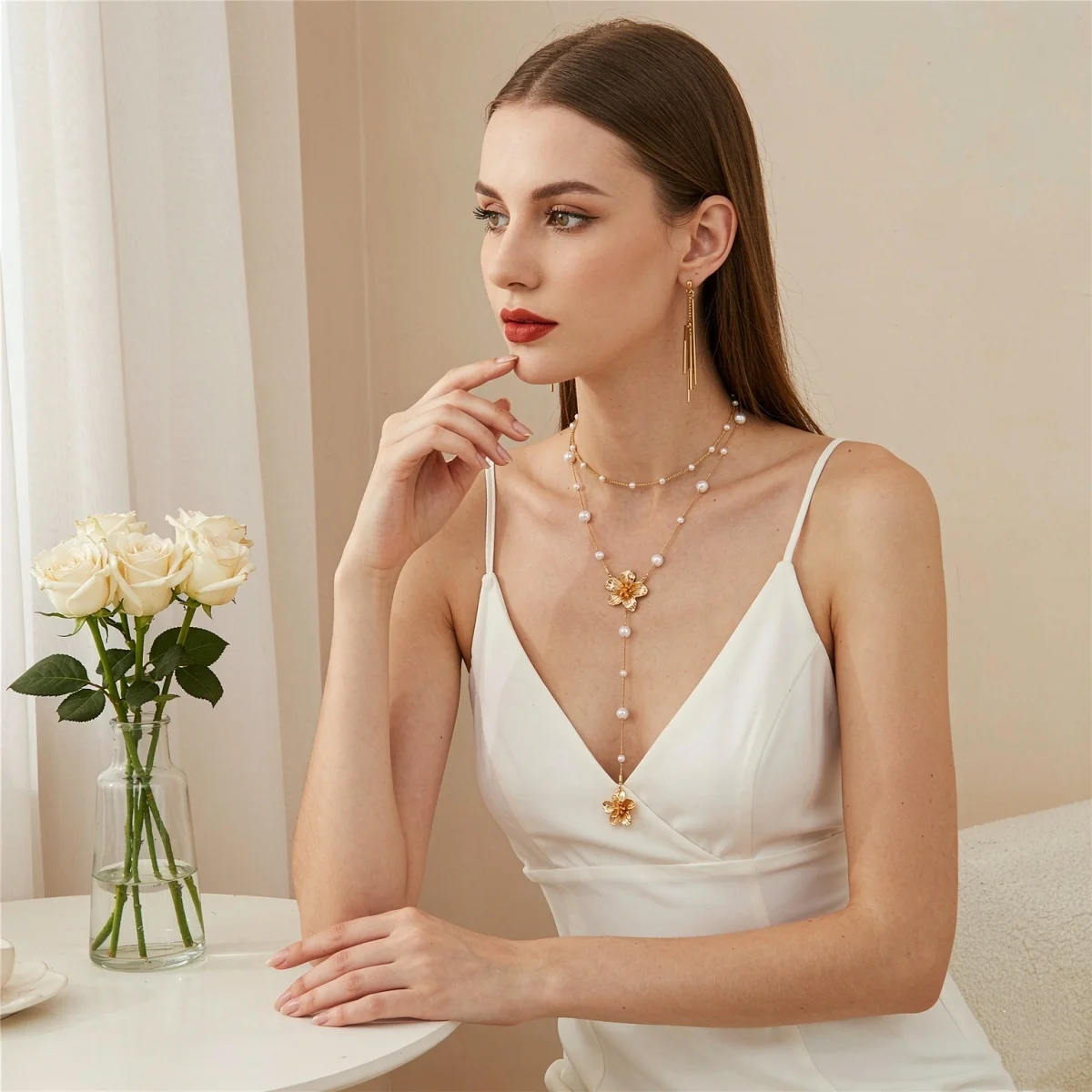 Französische Ästhetik Simulierte Perlenblumen-Anhänger-Halskette für Frauen Eleganter Metall-Blumen-Y-förmiger Choker Hochzeitsschmuck – Detail 7