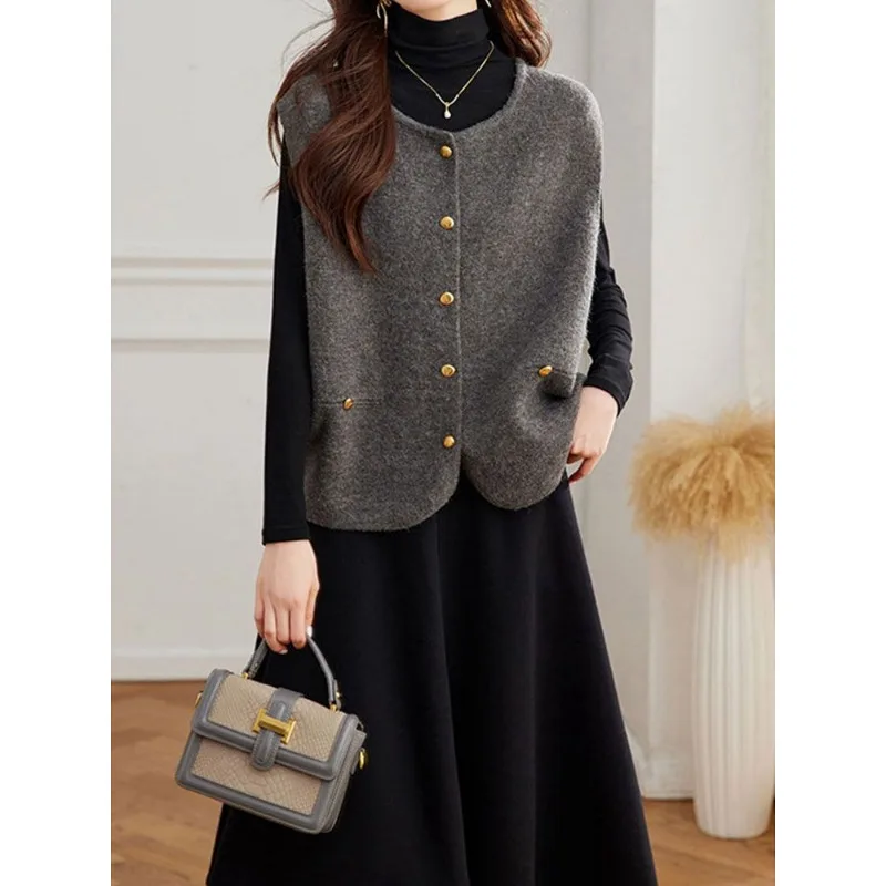Spring New Sleeveless Small Gold Buckle Knitted Vest Jacket Loose and Versatile Fashionable Thick Top