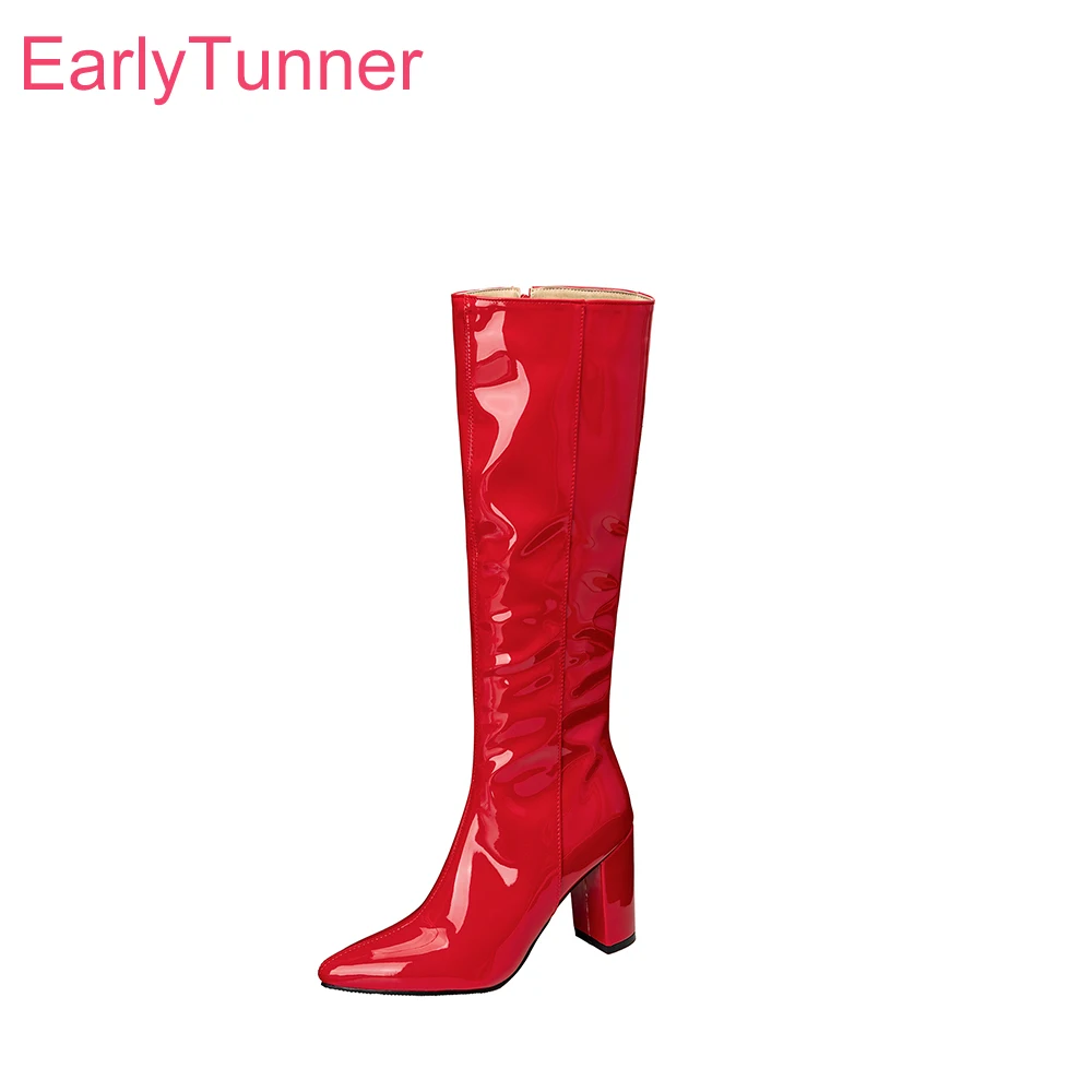 

2025 Новые зимние глянцевые красные, белые женские сапоги до колена с острым носком, женская обувь на высоком каблуке, маленький большой размер 32 43 46