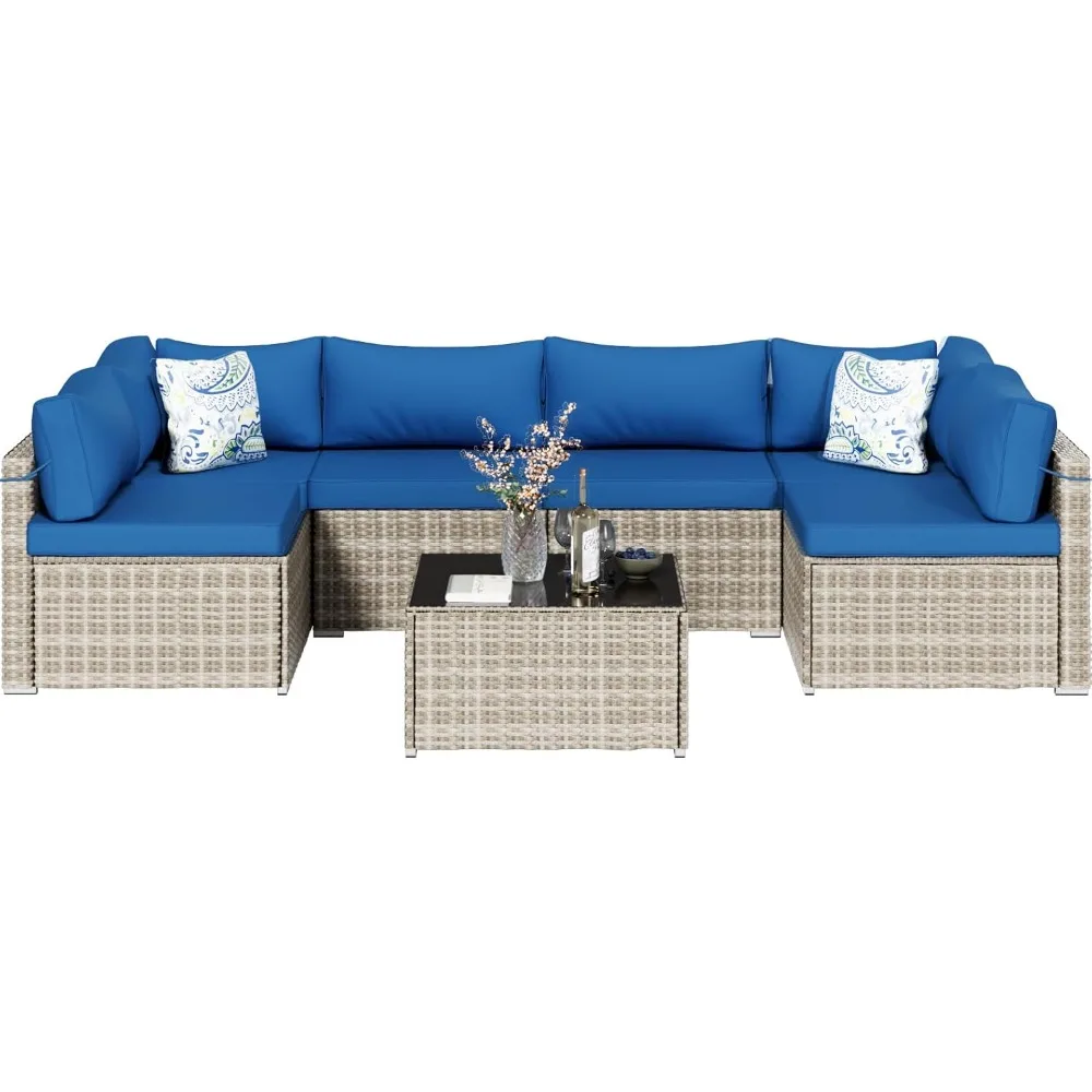 Set di mobili da giardino in rattan grigio da 7 pezzi, inclusi cuscini e tavolino da caffè in vetro temperato; Set divano modulare da esterno