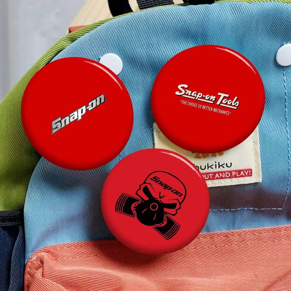 S-Snap On ロゴ入りブリキ製ソフトボタンピンブローチメタルバッジカスタムジュエリーアクセサリー帽子バッグラペル