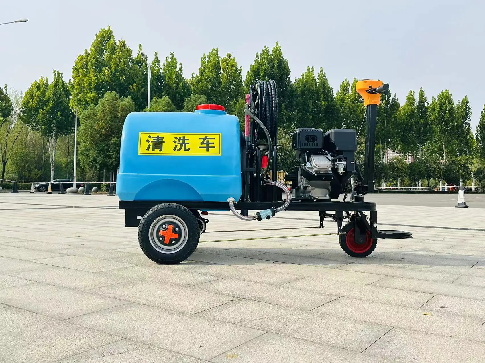 2025Veicolo compatto per la pulizia ad alta pressione e camion aspirapolvere a getto fognario