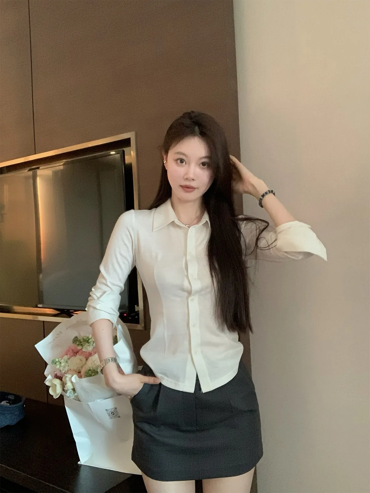 

Шелковый костюм Seeyouiceland Office Siren: свободный крой, приталенный силуэт, повседневный стиль, длинные рукава, застежка на пуговицы, средней длины.