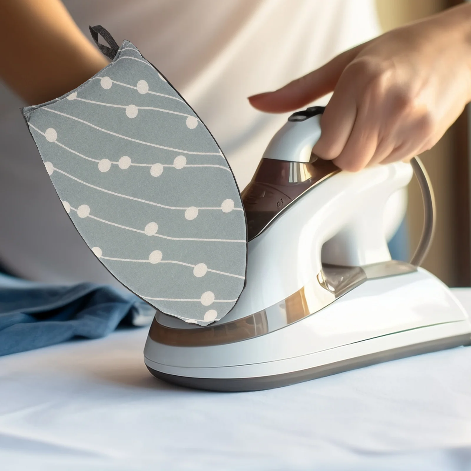 

Mini Ironing Board Handheld Garment Steamer Mitt Anti-scalding Gloves Thickened Pad Heat Insulation Portable Foldable Tabletop