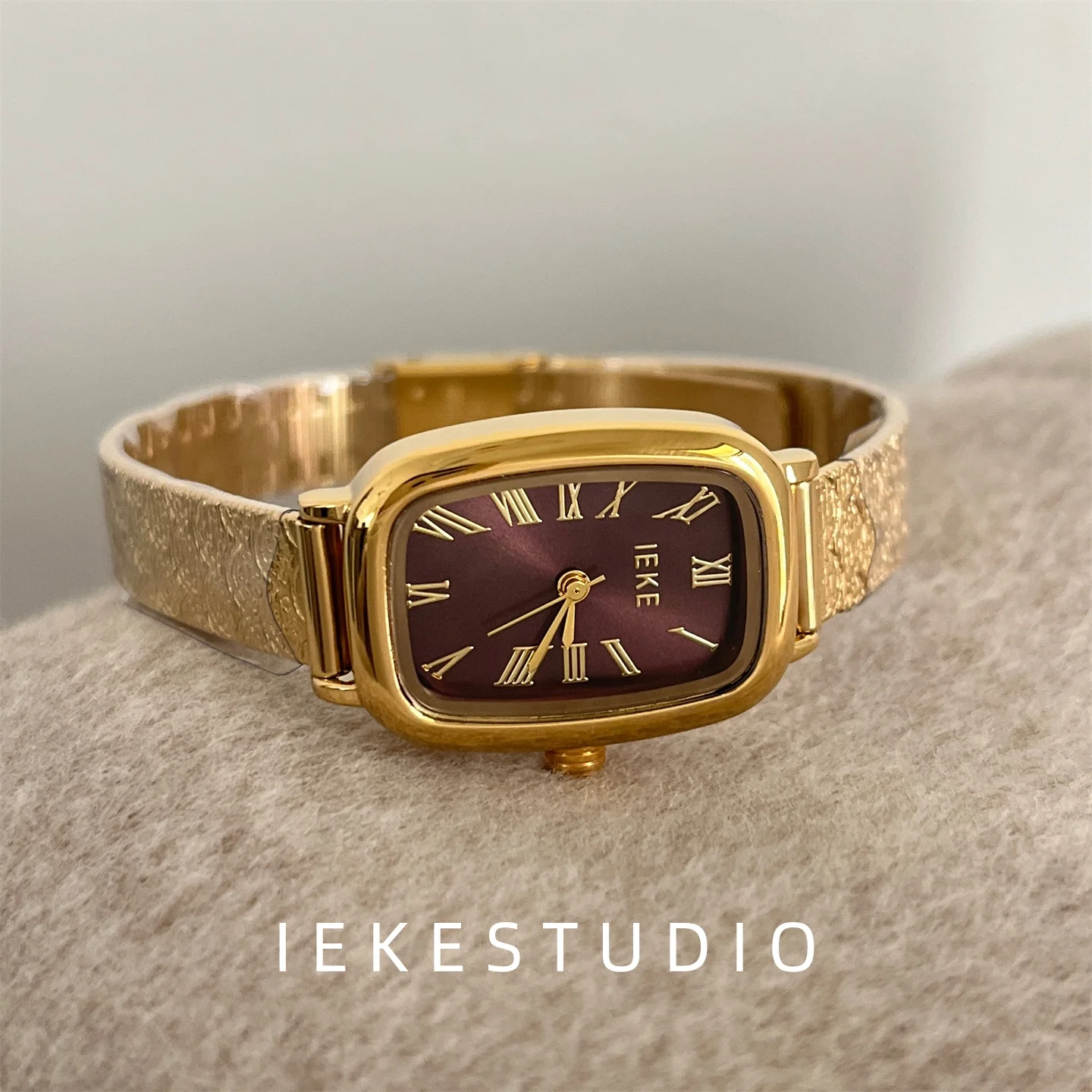 Retro-inspired gold-tone brushed finish premium watch Elegant and sophisticated women's niche luxury quartz timepiece gift