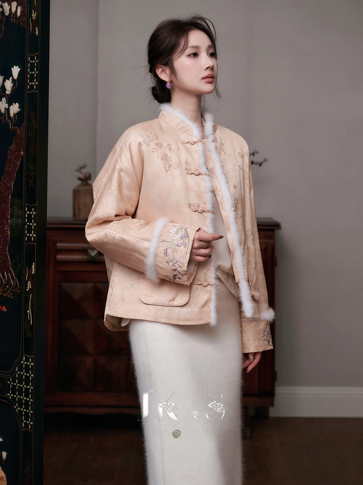 

Thiened Woolen Filling Cotton Jaet with Button Embroidery Design Winter Wear Straight Cut Long Sve Stand Collar Coat