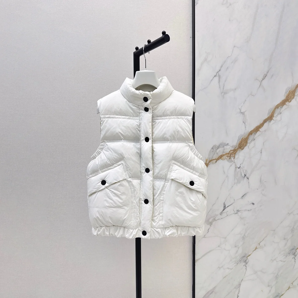 2026 High quality women's clothing with single breasted buttons, large pockets, small stature, short style, worn with down vest