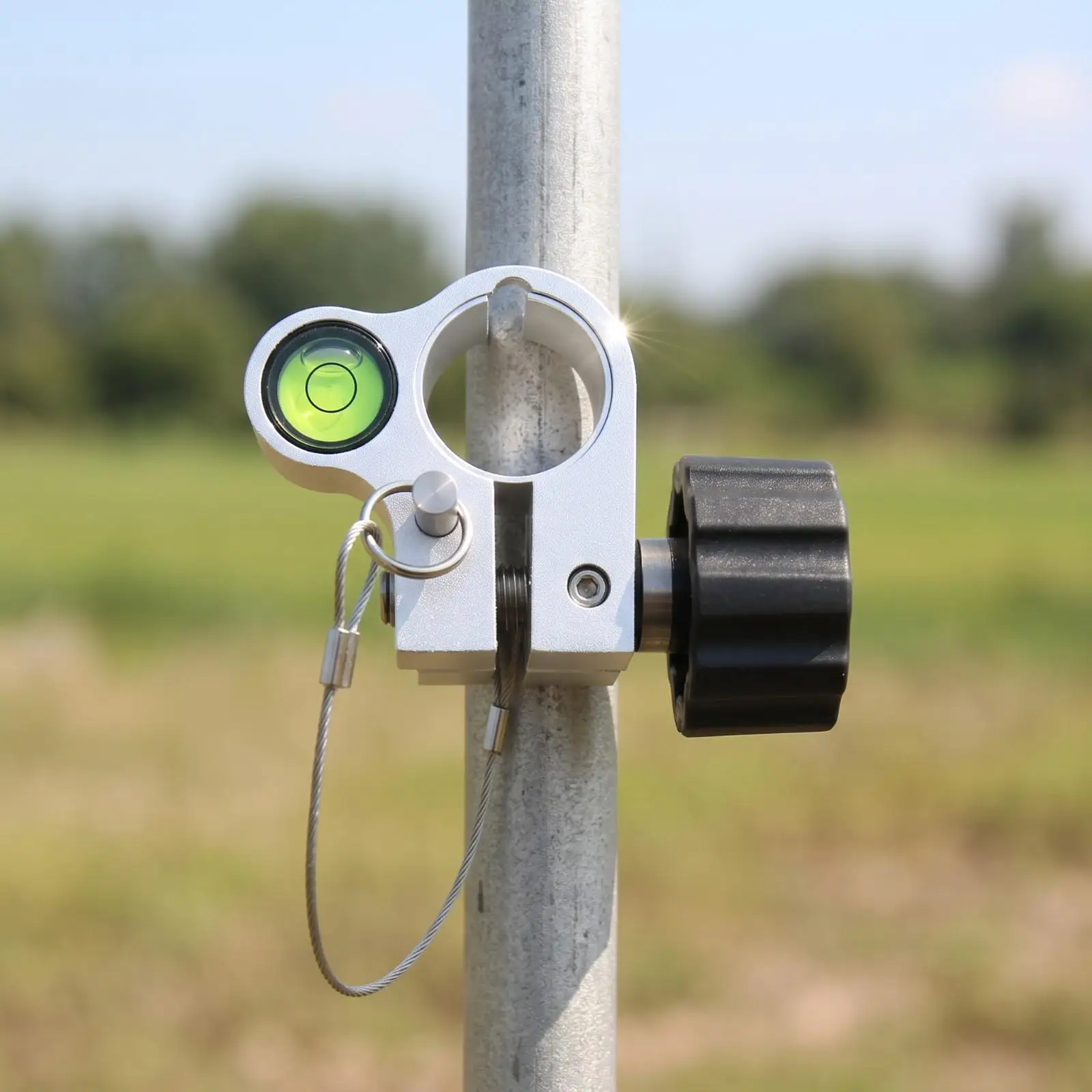 25mm Pole Clamp with Bubble Level | Metal and steel-construction Construction, Secure Lanyard Loop and Retaining Cord, Spirit