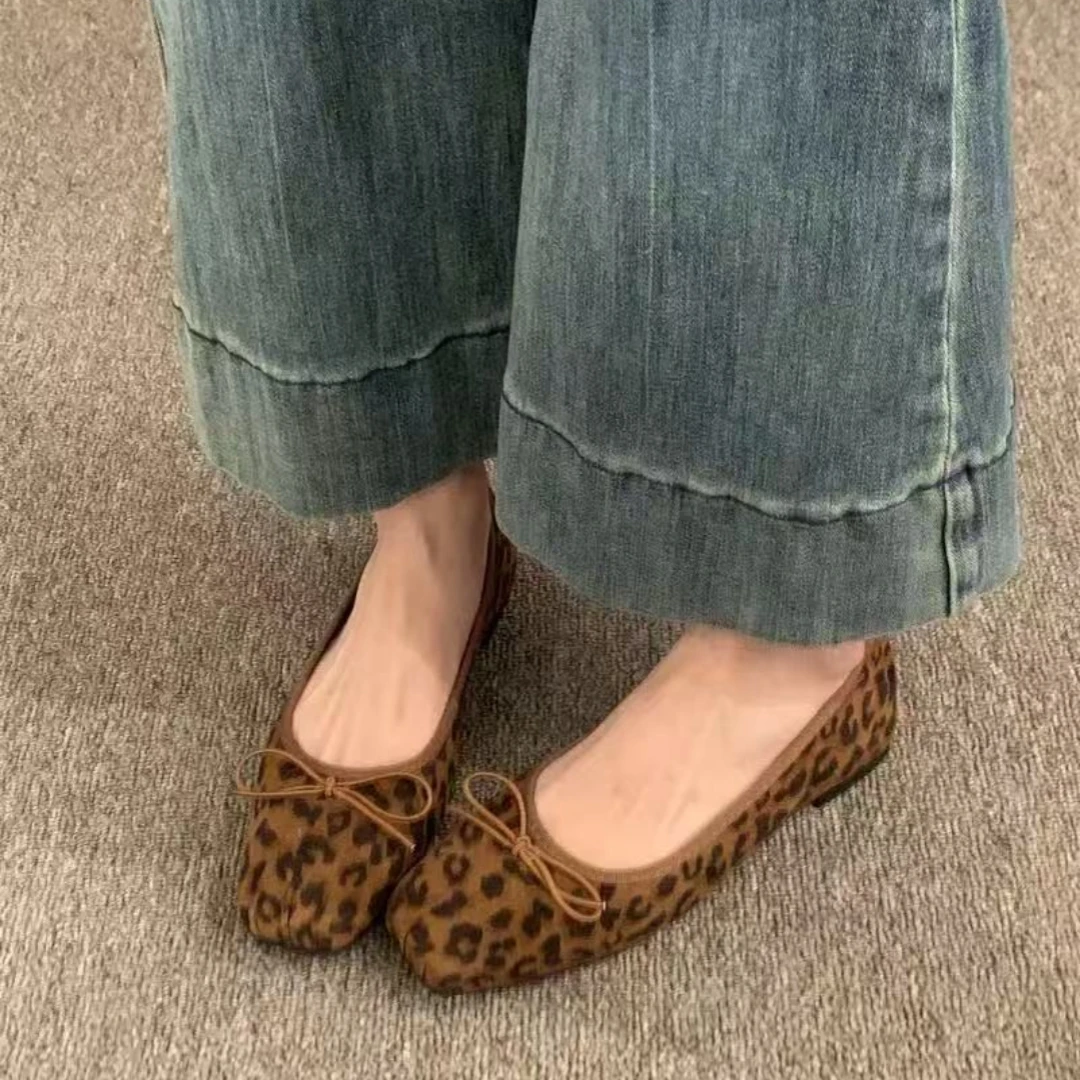 أحذية نسائية بنمط جلد الفهد الكلاسيكي ذات قاعدة مسطحة سهلة الارتداء، نعل ناعم خفيف الوزن، أحذية باليه مريحة، أحذية الجدة