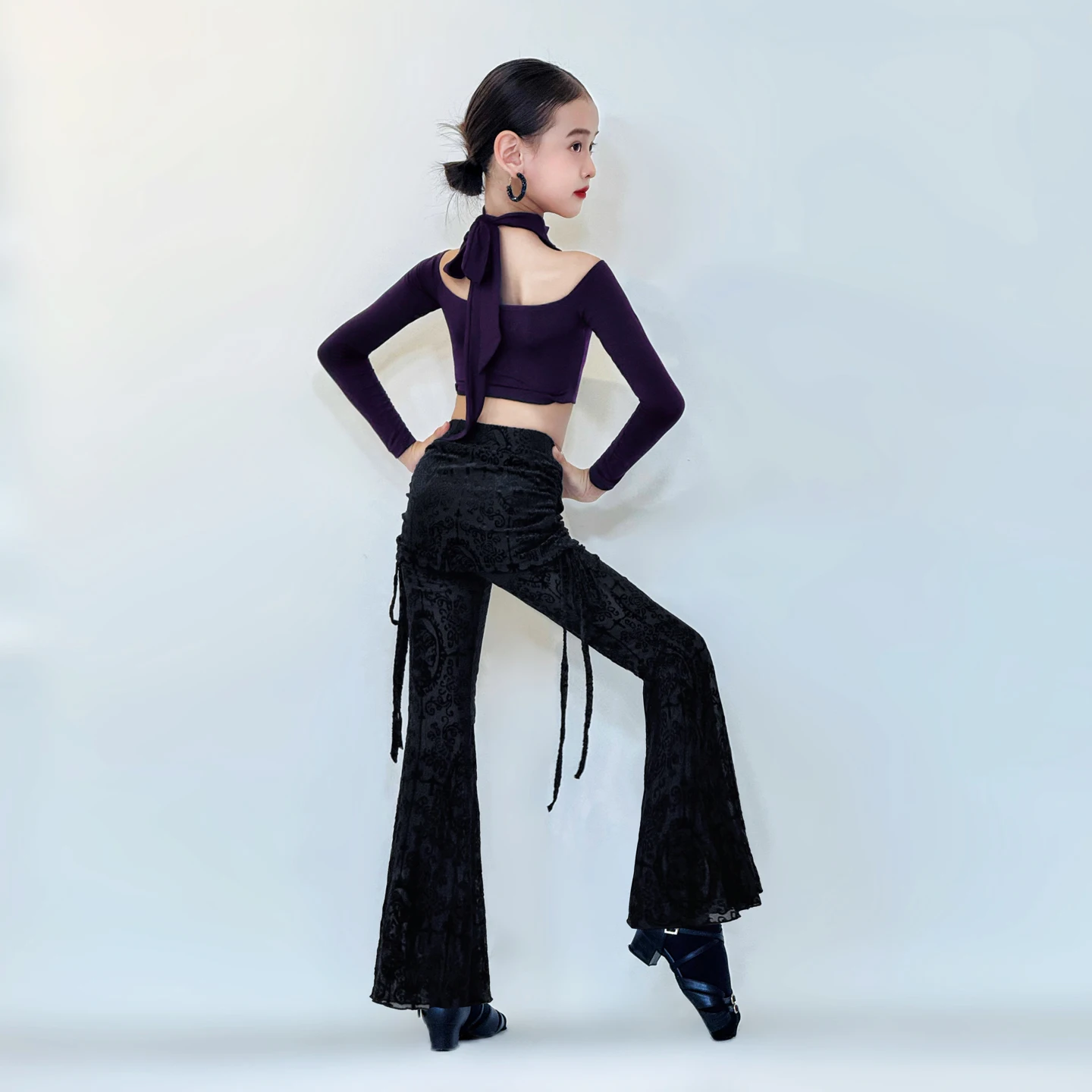 Ropa de entrenamiento de baile latino para niñas, pantalones acampanados de baile para niños, Tops con hombros descubiertos, vestidos de competición de baile latino