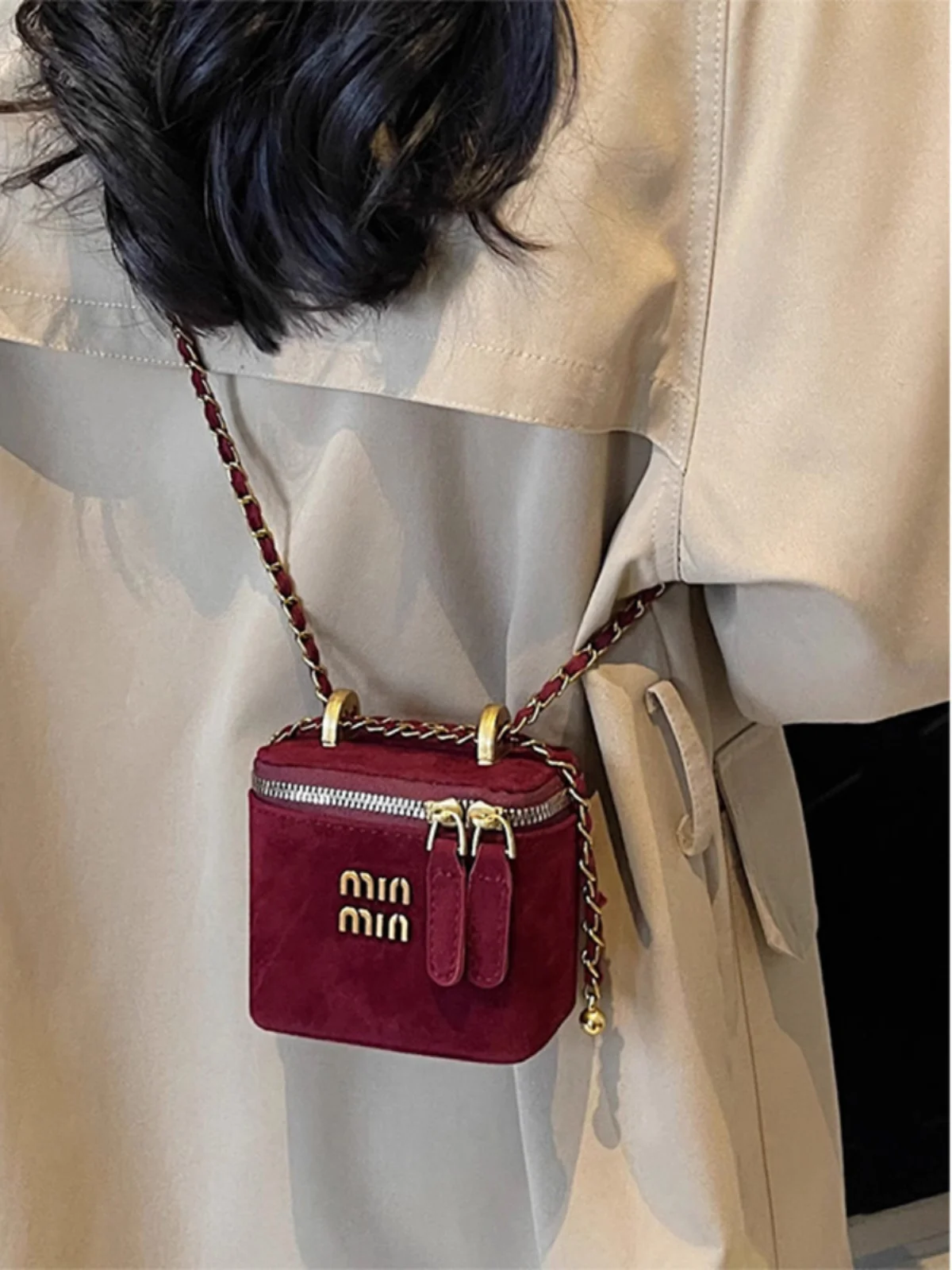 حقيبة صغيرة فاخرة للغاية هذا العام للسيدات من العلامة التجارية الشهيرة 2025 حقيبة سلسلة جديدة راقية حقيبة صندوق ساعي حقيبة أحمر الشفاه