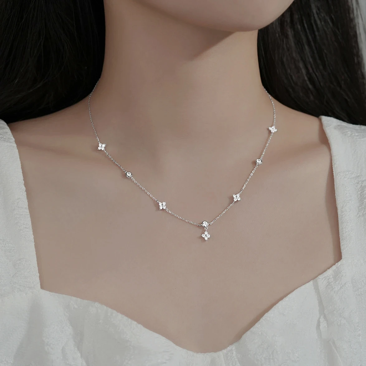 Inlaid Zircon Four-leaf Flower Chain Necklace for Women New Niche Light Luxury Hot Fashion Collares Choker Accessories image 2