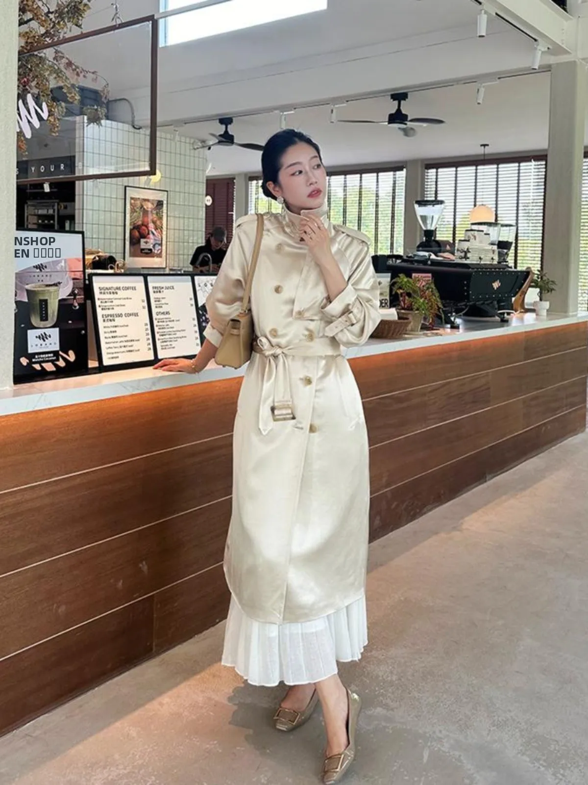 

Classic Glossy Women's Trench Coat with Belted oulder Straps Hanging Dra Collar Long Sve Medium Length Double Button