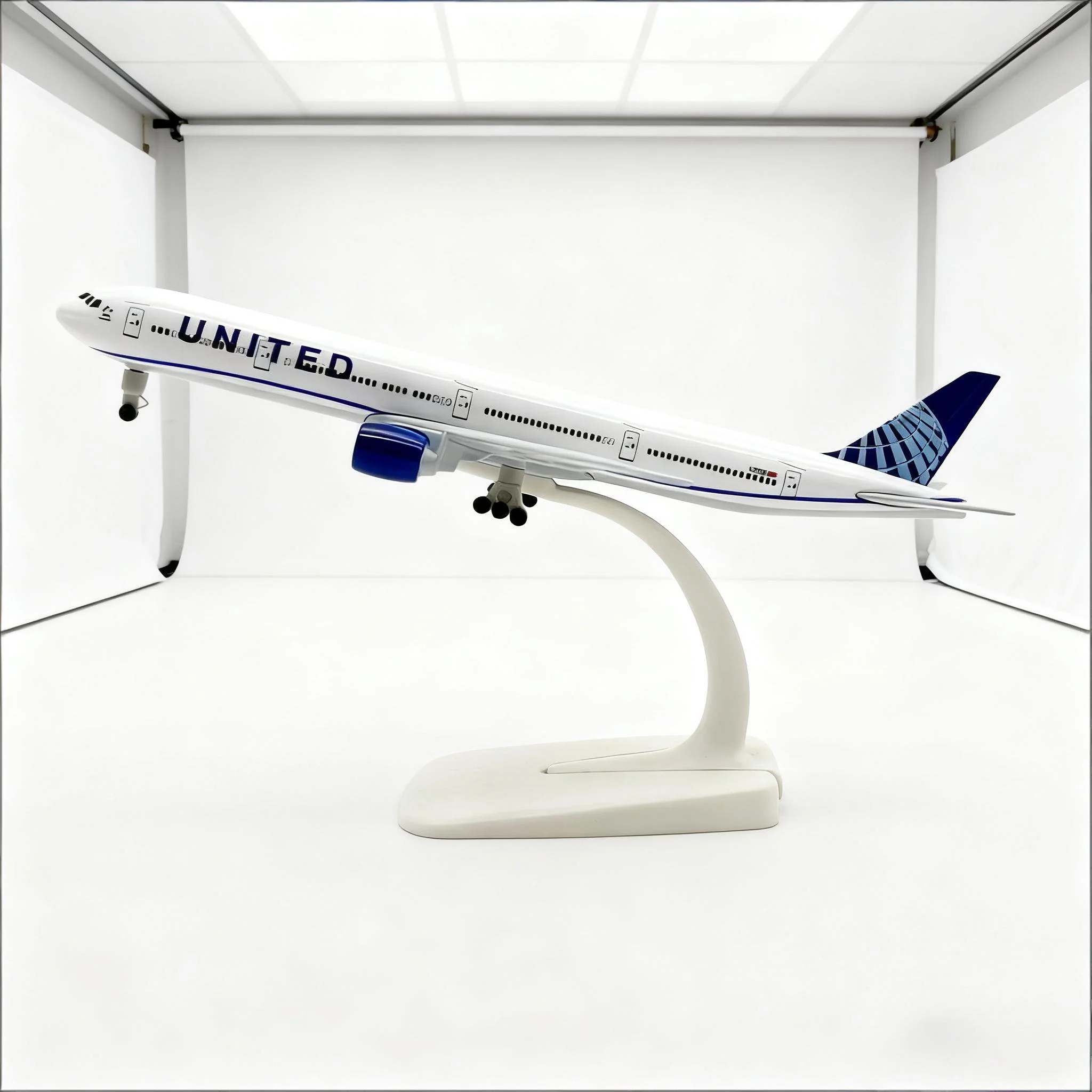 Simulation Alloy 20cm B777 Aircraft Diecast 777 Air UNITED Model Ornaments Crafts Gifts Collectible 1:400 Scale Plane