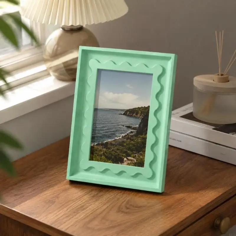 Curved Photo Frame with Integrated Molded Body and Even Surfaces for Family, Travel, or Art Photograph Display B03E