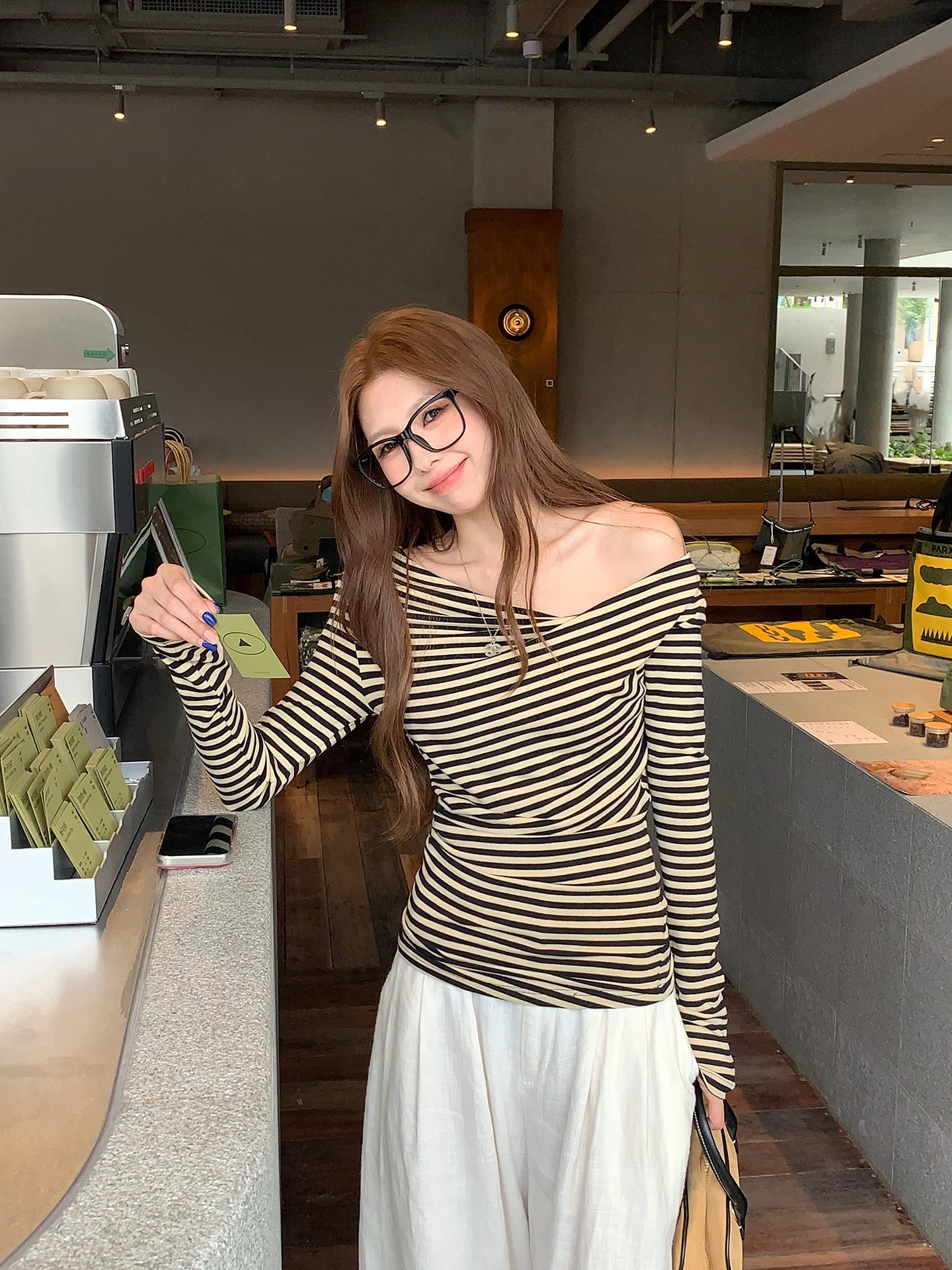 

Женская полосатая футболка LingLai с длинным рукавом и асимметричным дизайном плеча, весенне-осенняя, повседневная, универсальная, свободного кроя