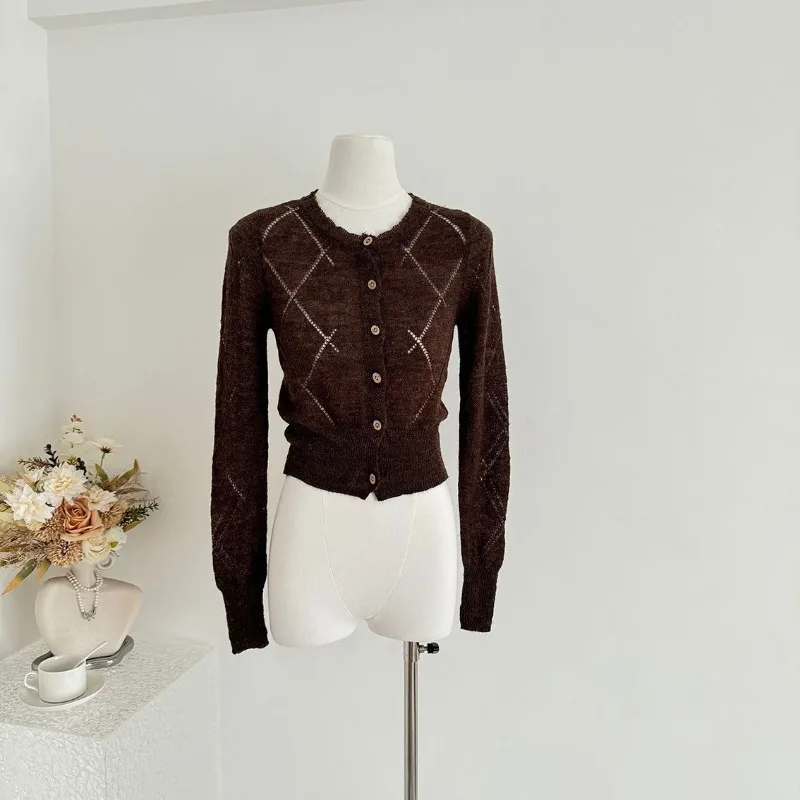 سترة محبوكة بنية على الطراز الكوري للنساء في خريف جديد نحيف عصري مجوف متقاطع أنيق
